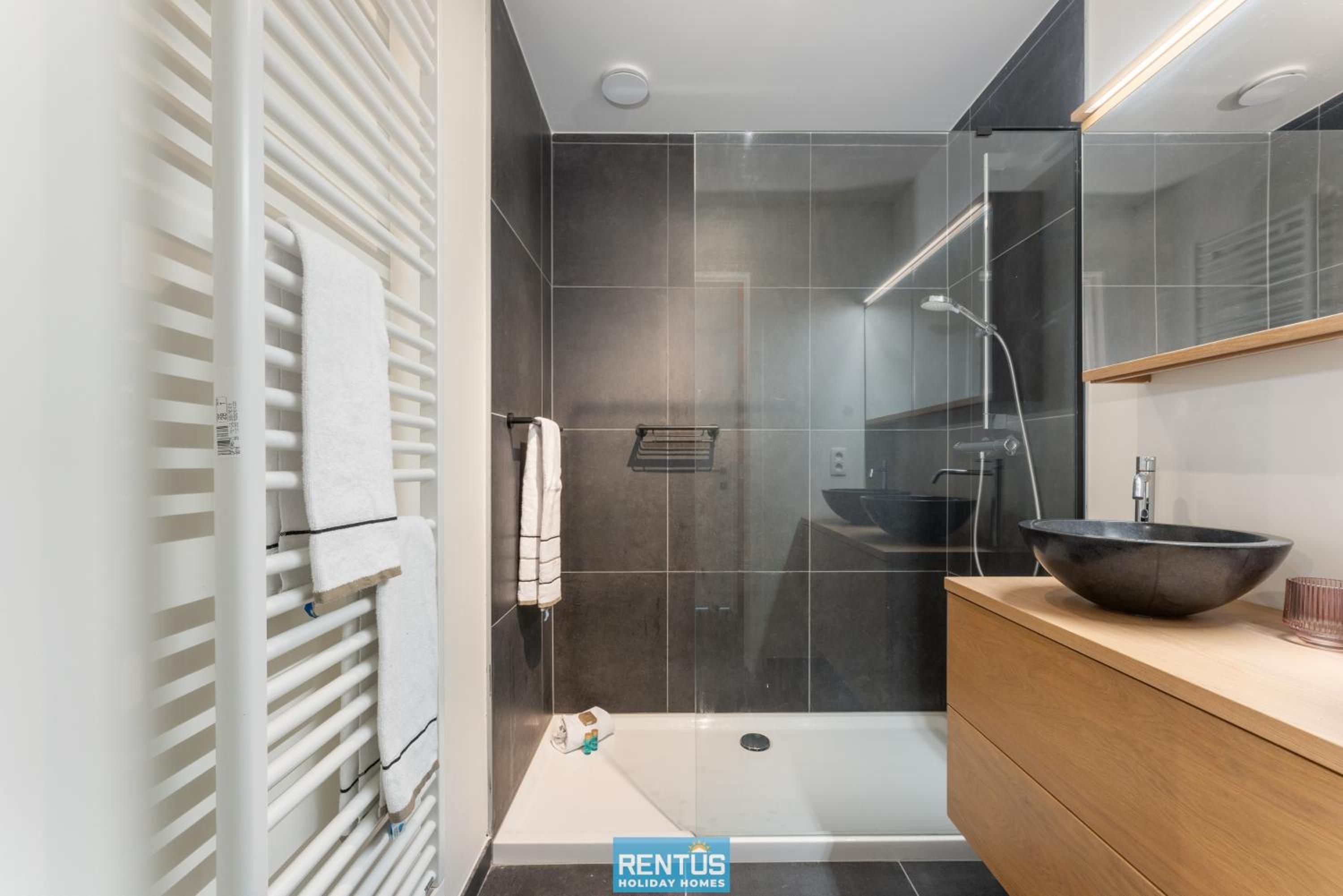 Zwem & Zen - spacious apartment with outdoor pool