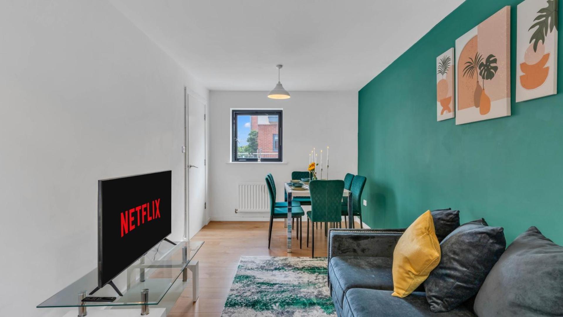 Award Winning Stay - Games - Sleeps 6 - Free WiFi and Parking view 2