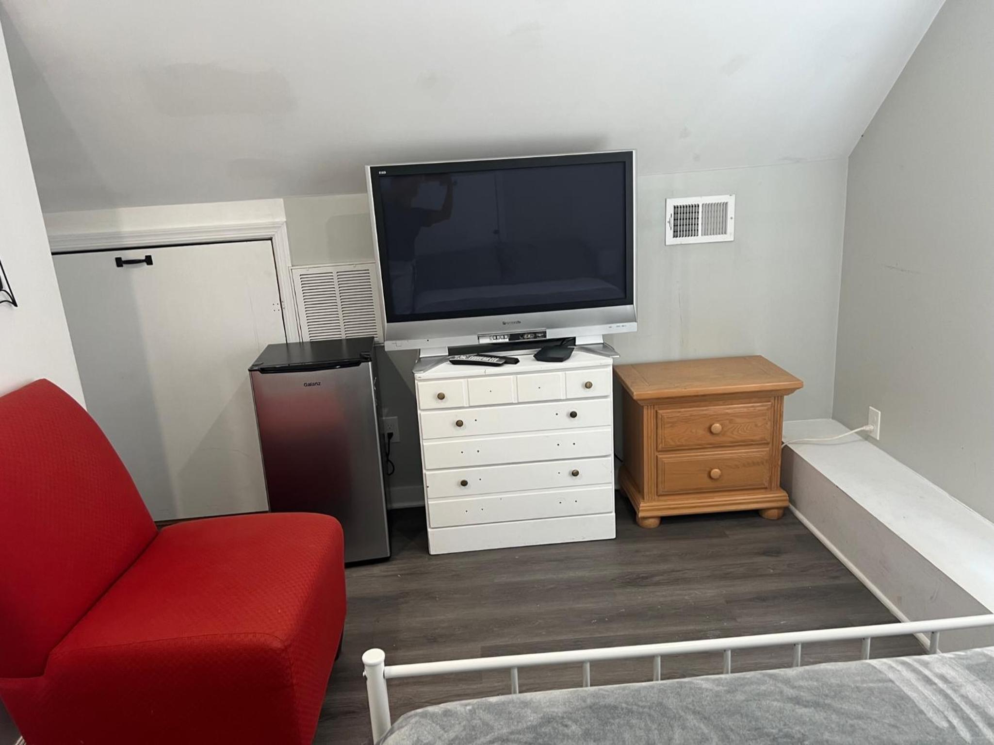 Room with shared bath near pier Village view 4