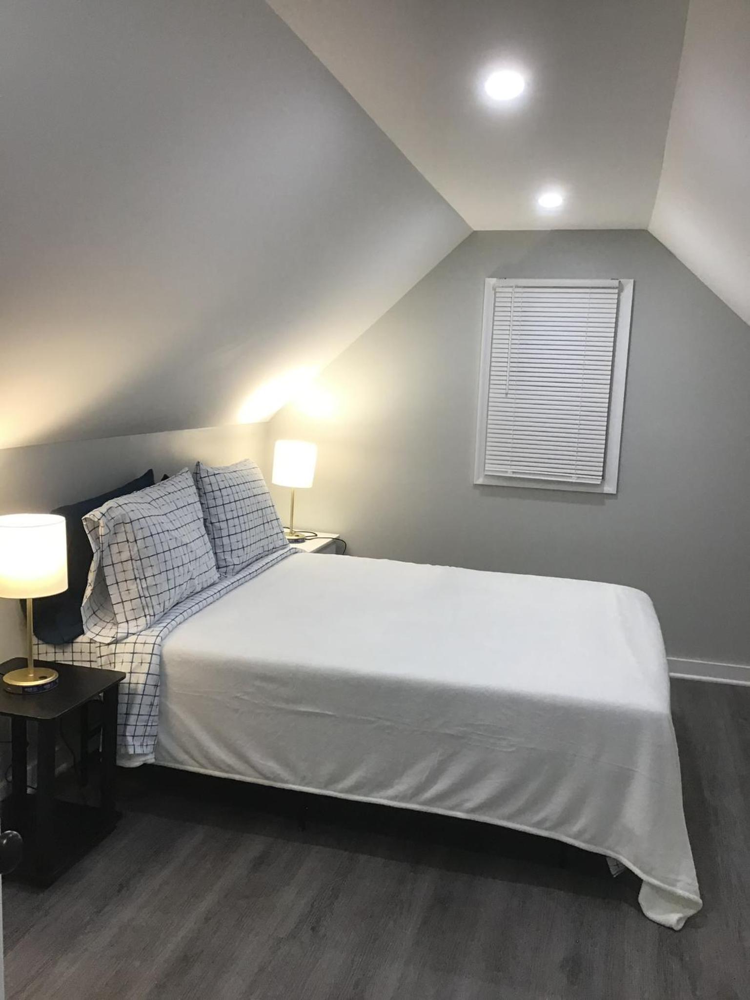 Room with shared bath near pier Village view 5