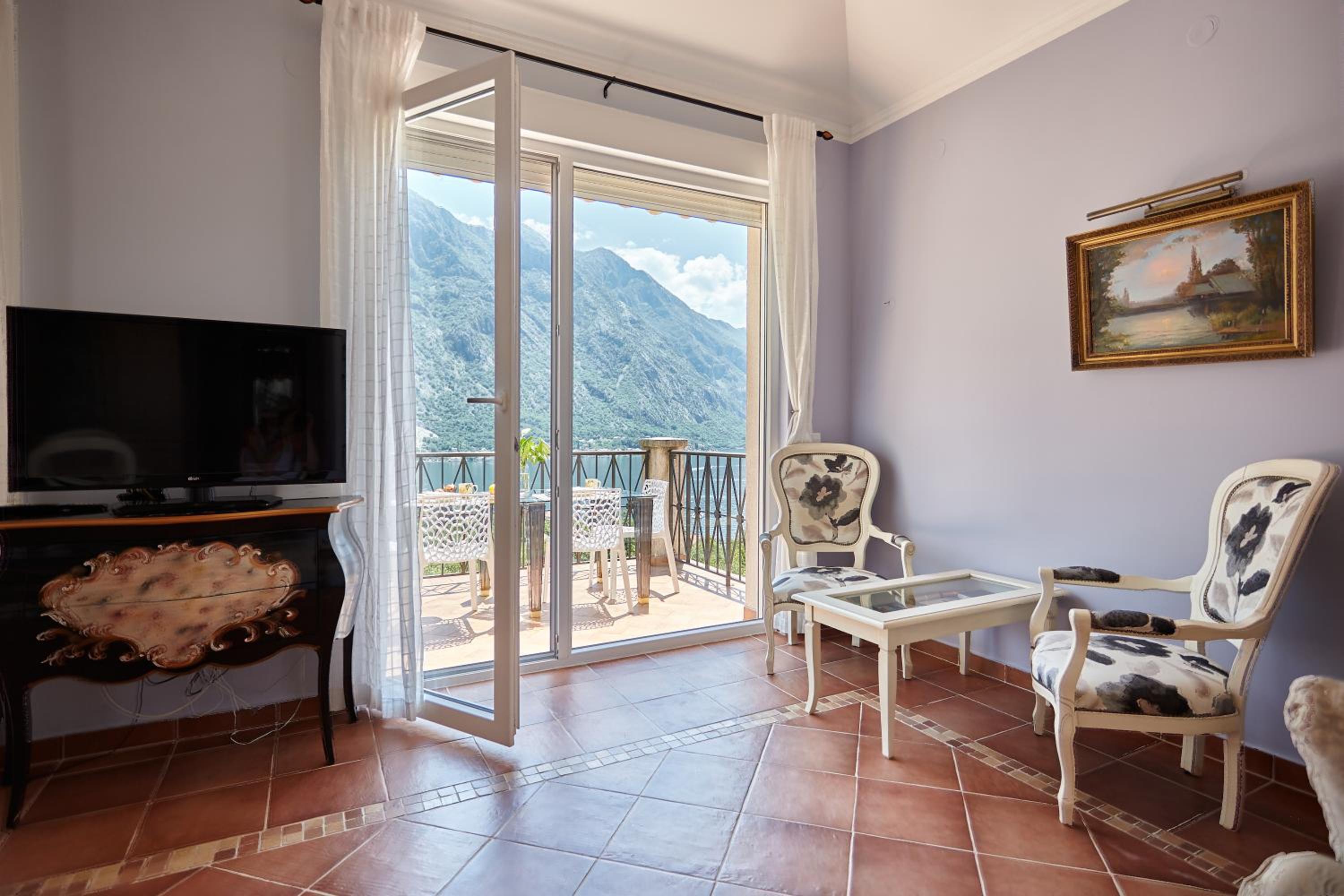SEAVIEW Apartment with POOL view 5
