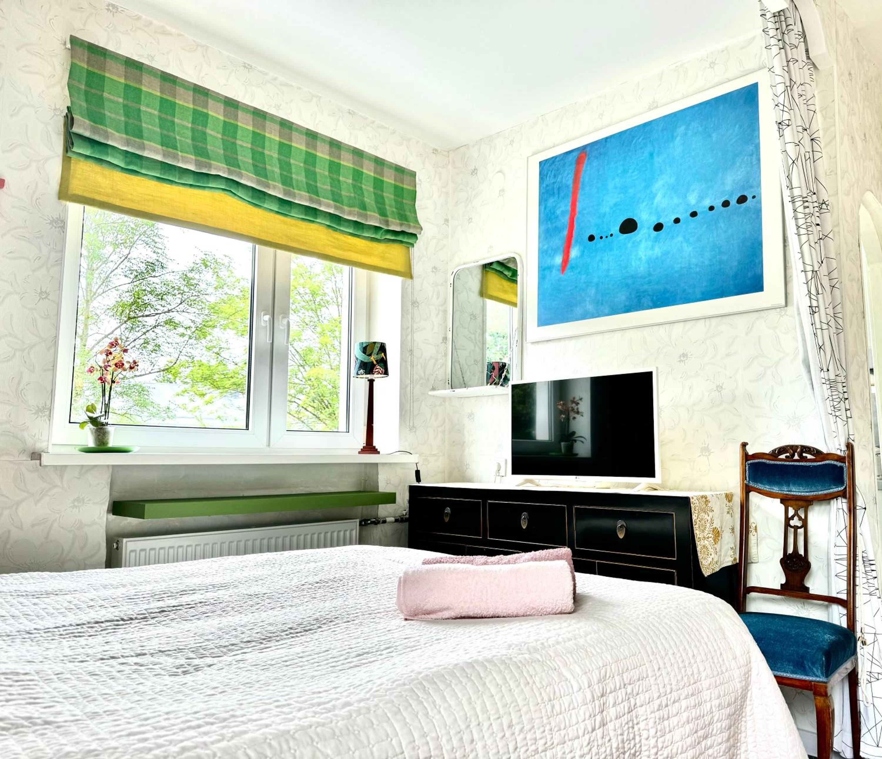LITTLE LONDON ONE boutique apartment Netflix TV Old Town