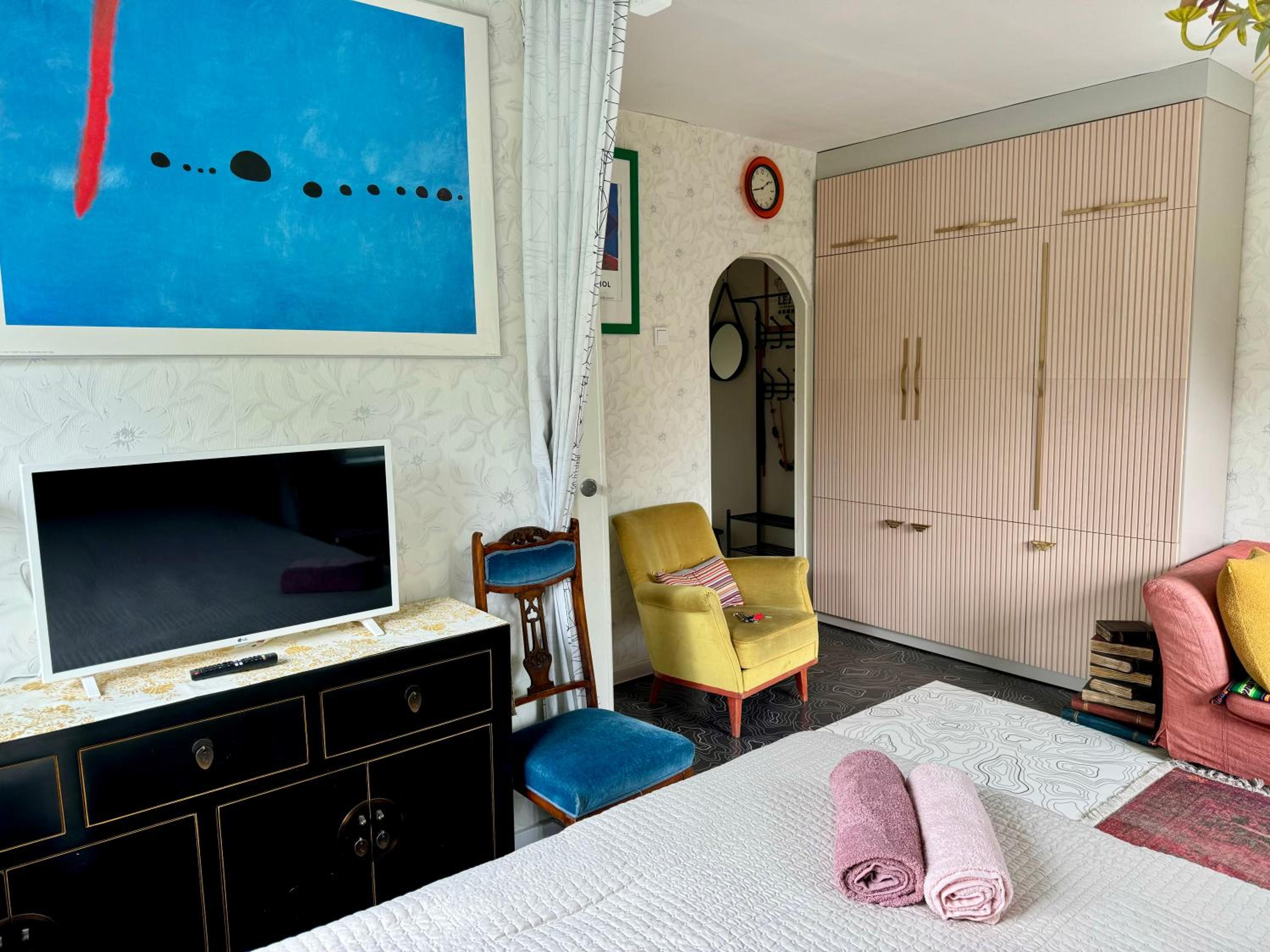 LITTLE LONDON ONE boutique apartment Netflix TV Old Town
