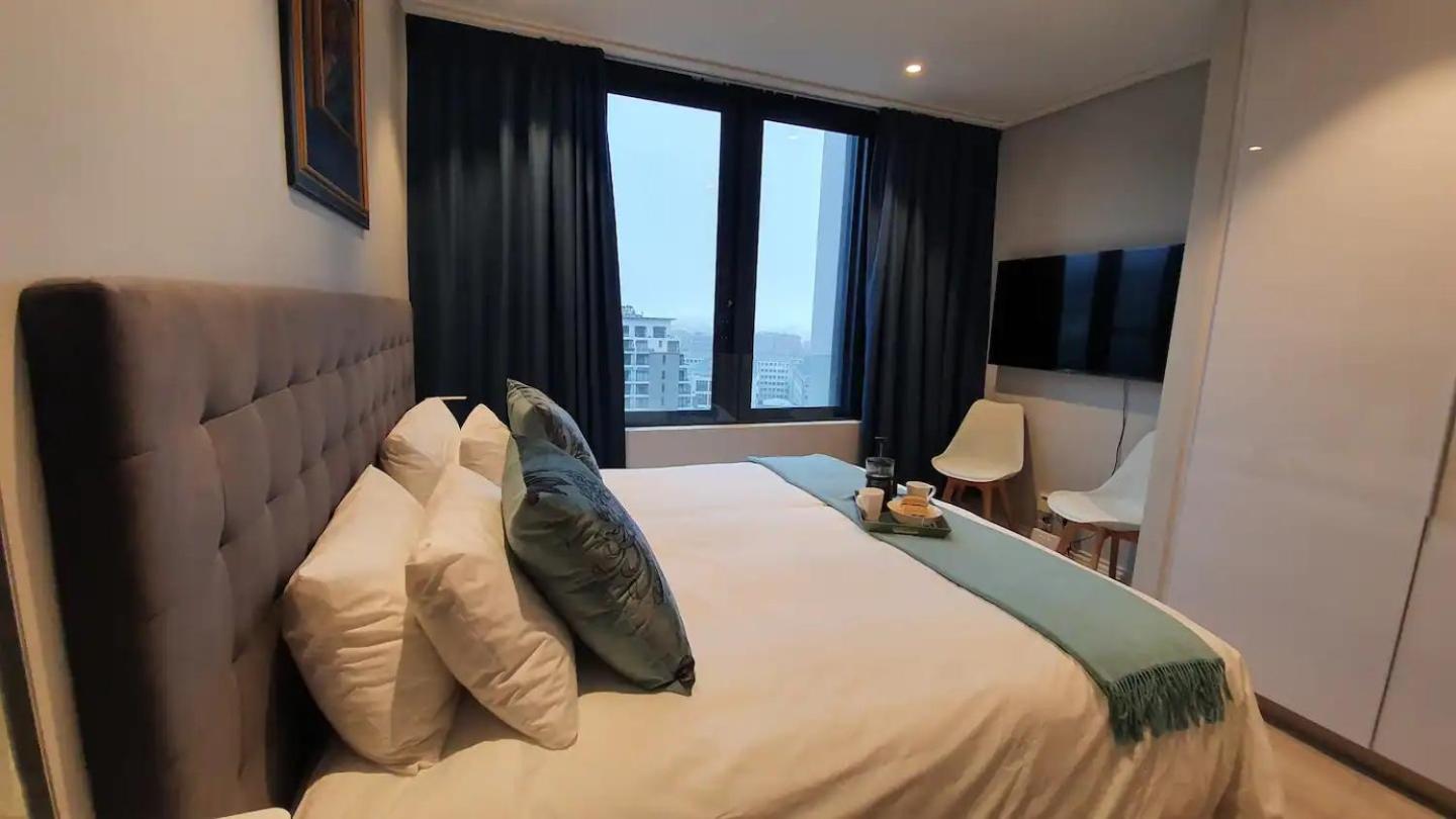 16onBree 1518 Studio in Central Cape Town, Wi-Fi, pool, free parking view 5