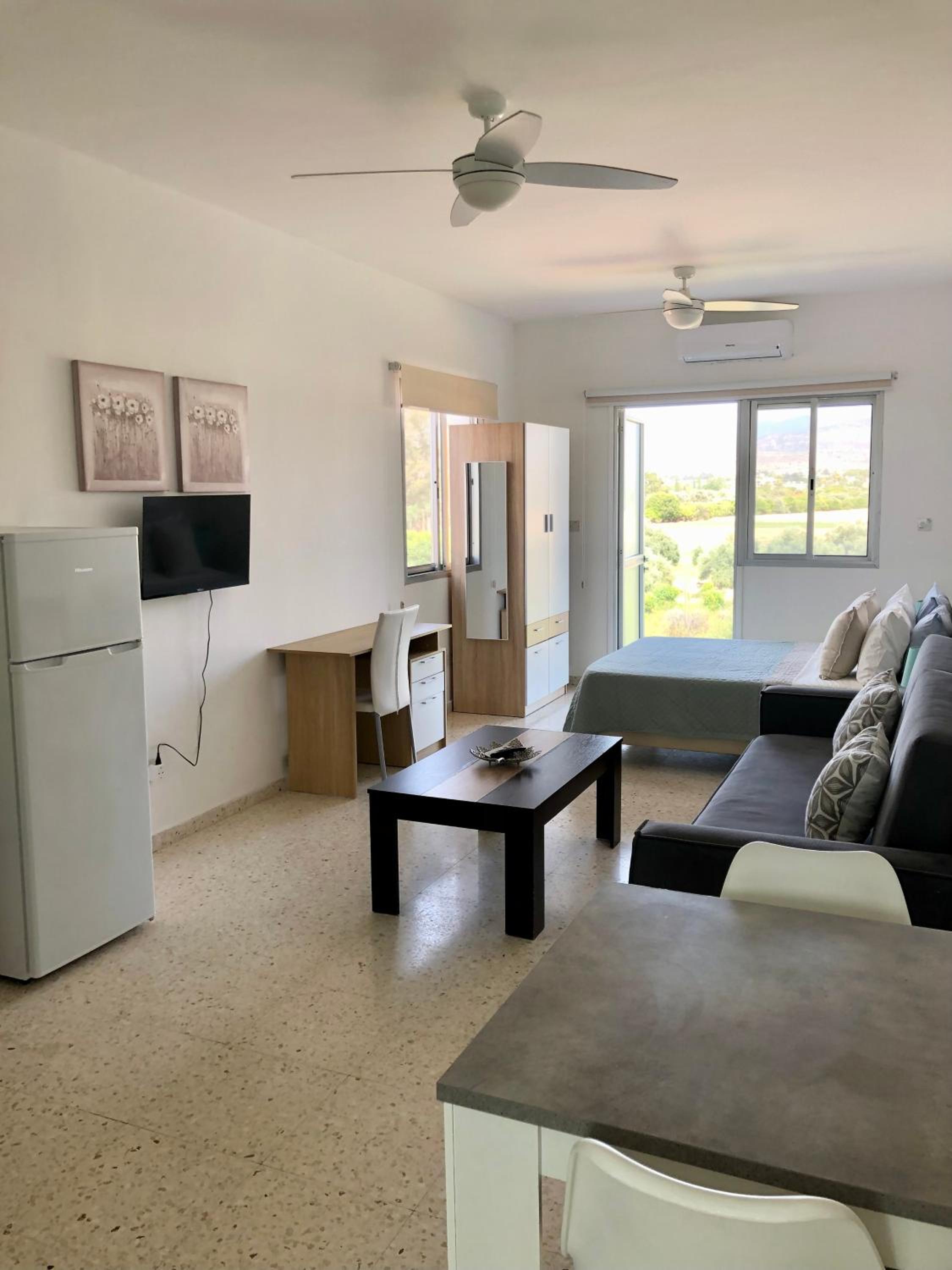 White House studio with sea view and parking