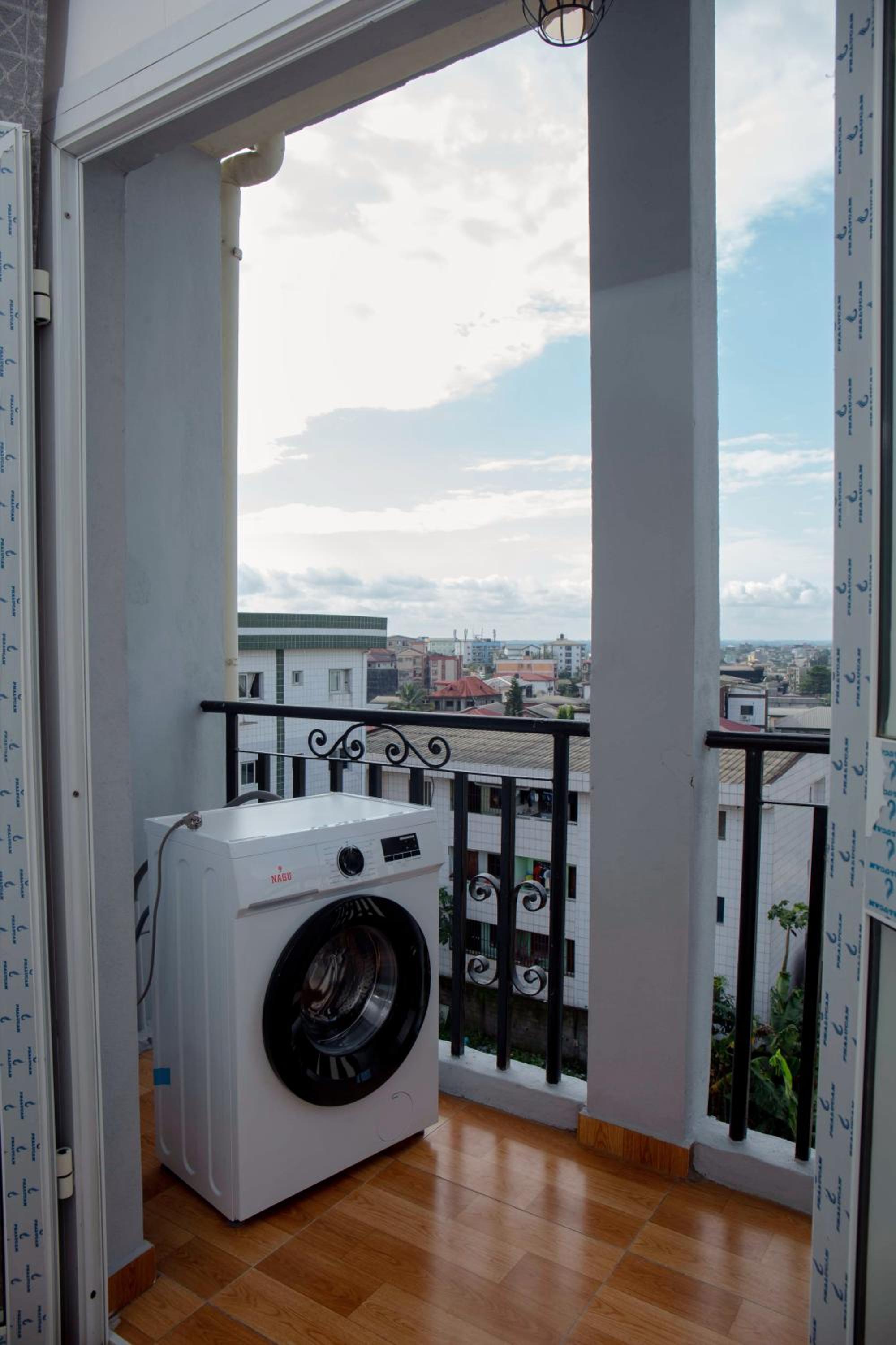 PS5- Free WiFi - washing machine -Free Netflix-canalsat-PS4