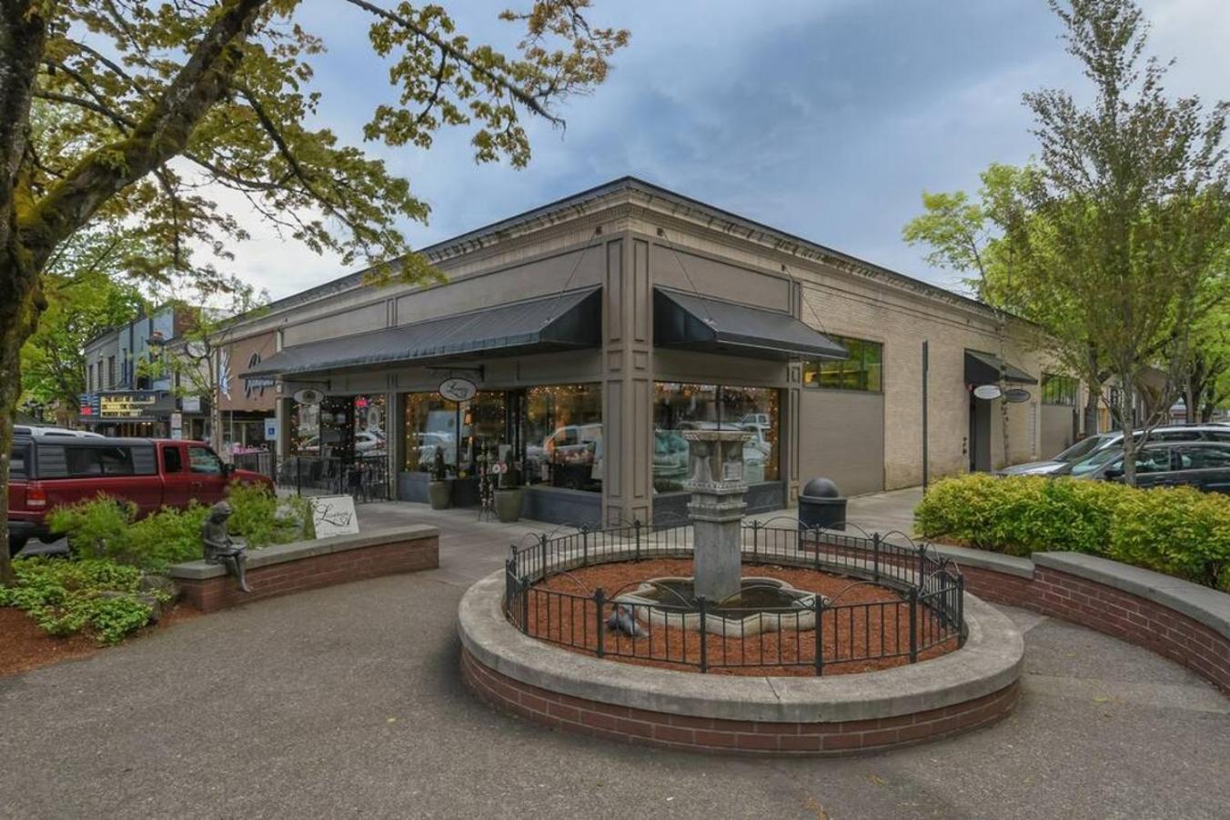 Large eclectic 1 BR above restaurant 15min to PDX