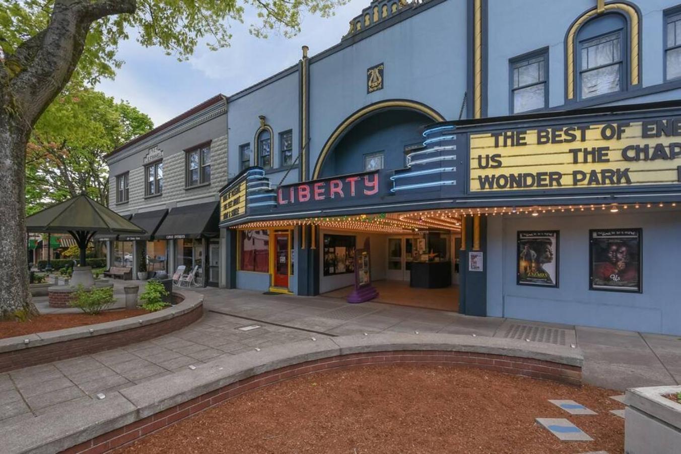 Large eclectic 1 BR above restaurant 15min to PDX