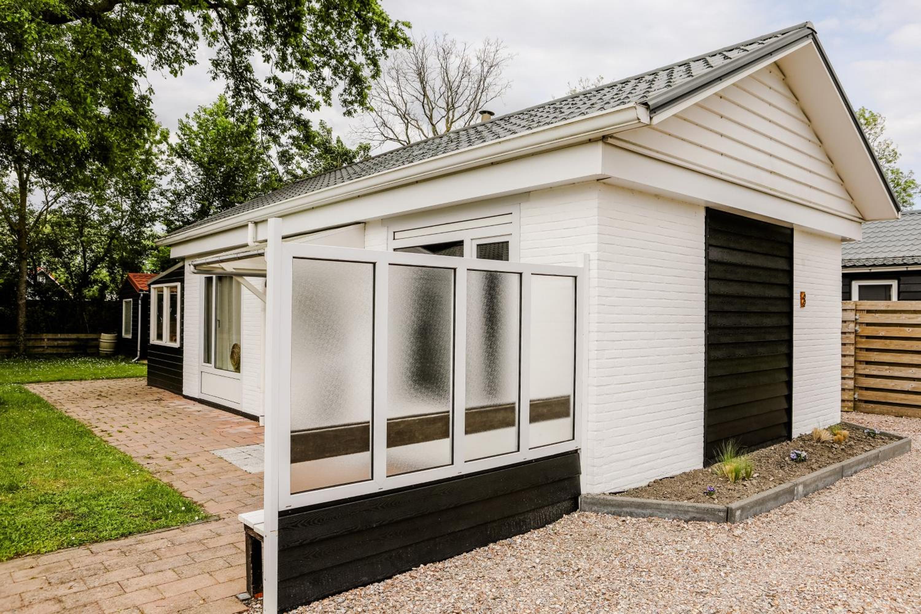 Sfeervolle bungalow op vakantiepark Baarland view 3