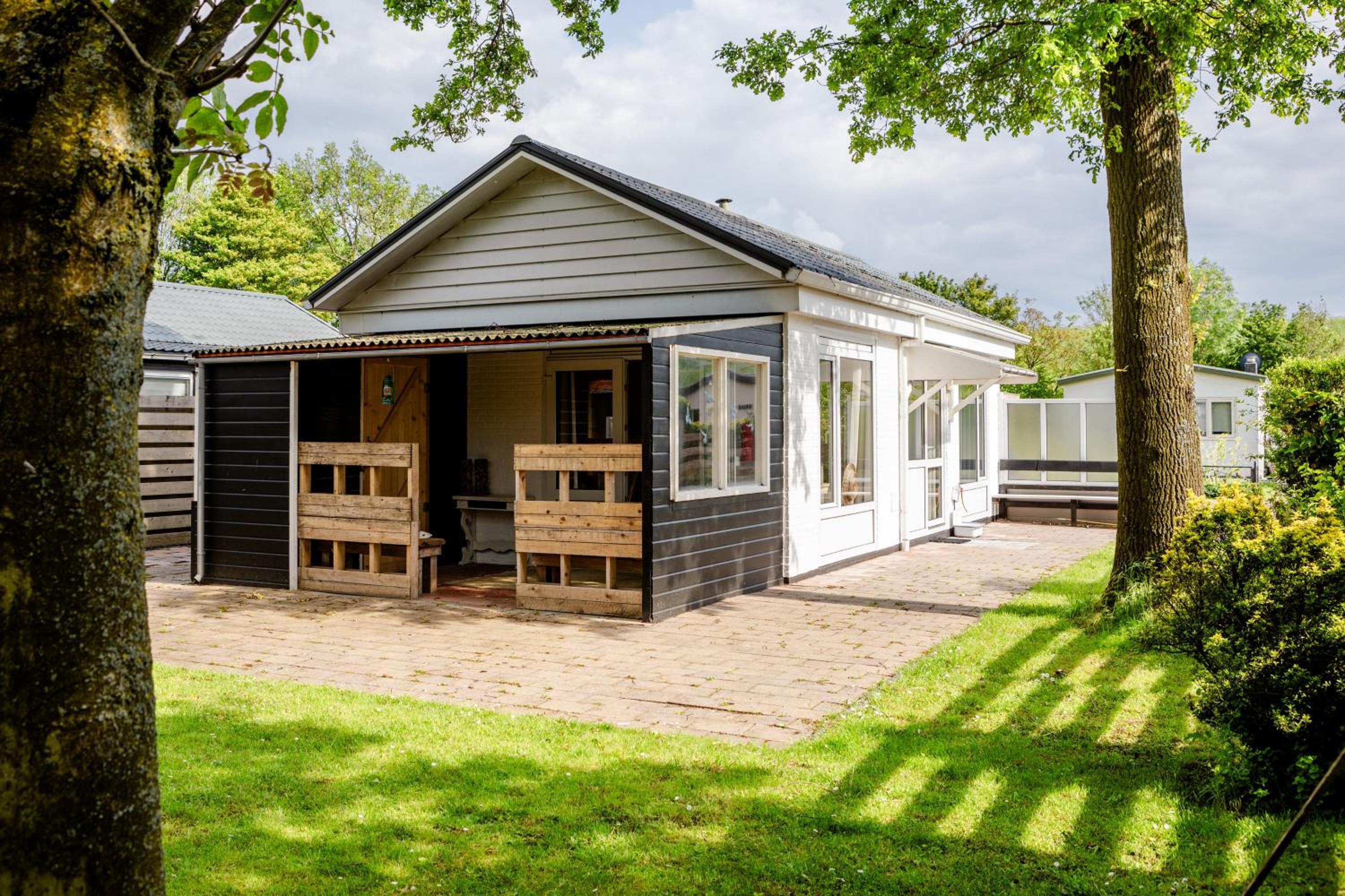 Sfeervolle bungalow op vakantiepark Baarland view 4