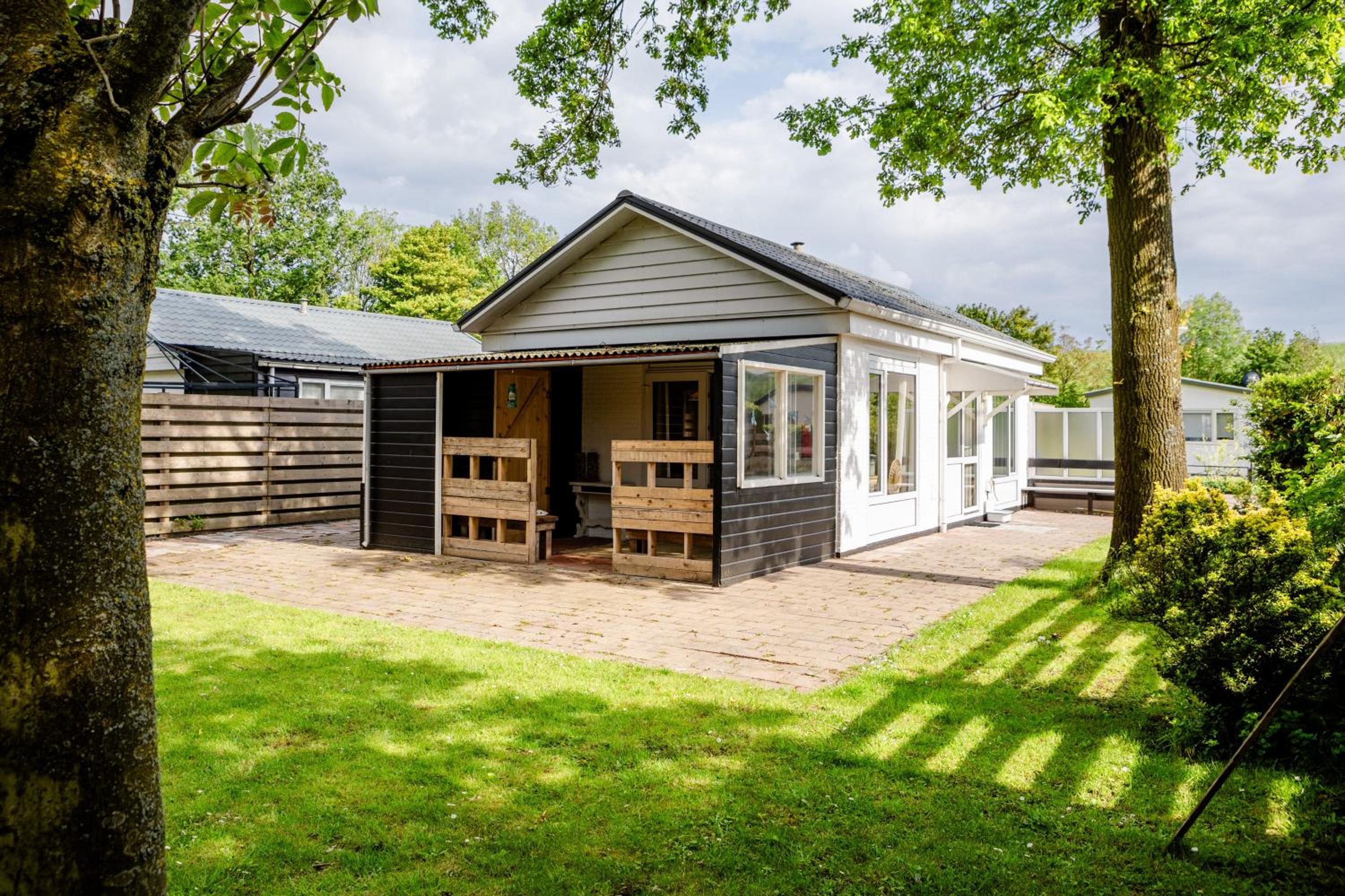 Sfeervolle bungalow op vakantiepark Baarland view 5