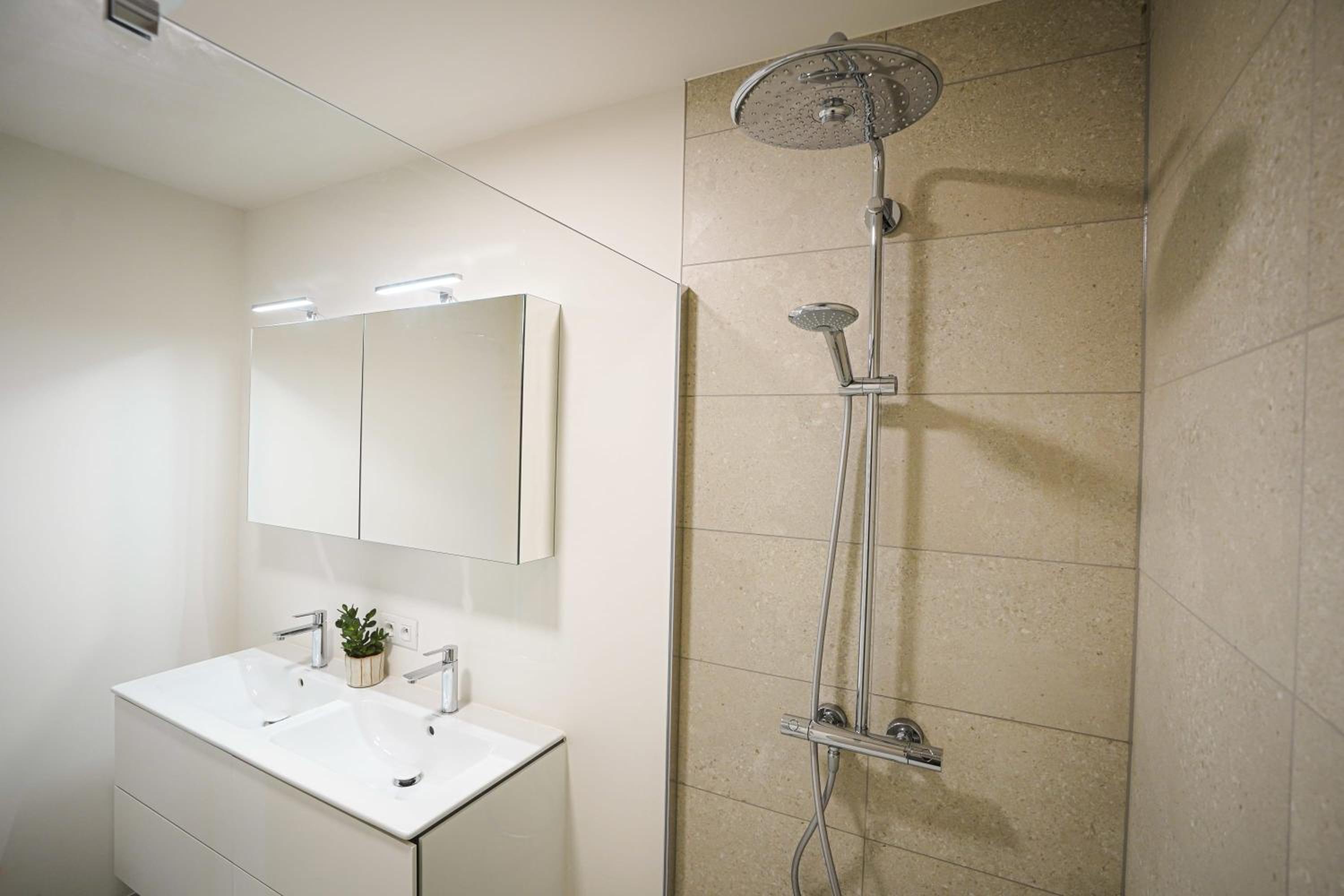 Huswell - Beautiful apartment with communal pool and gym