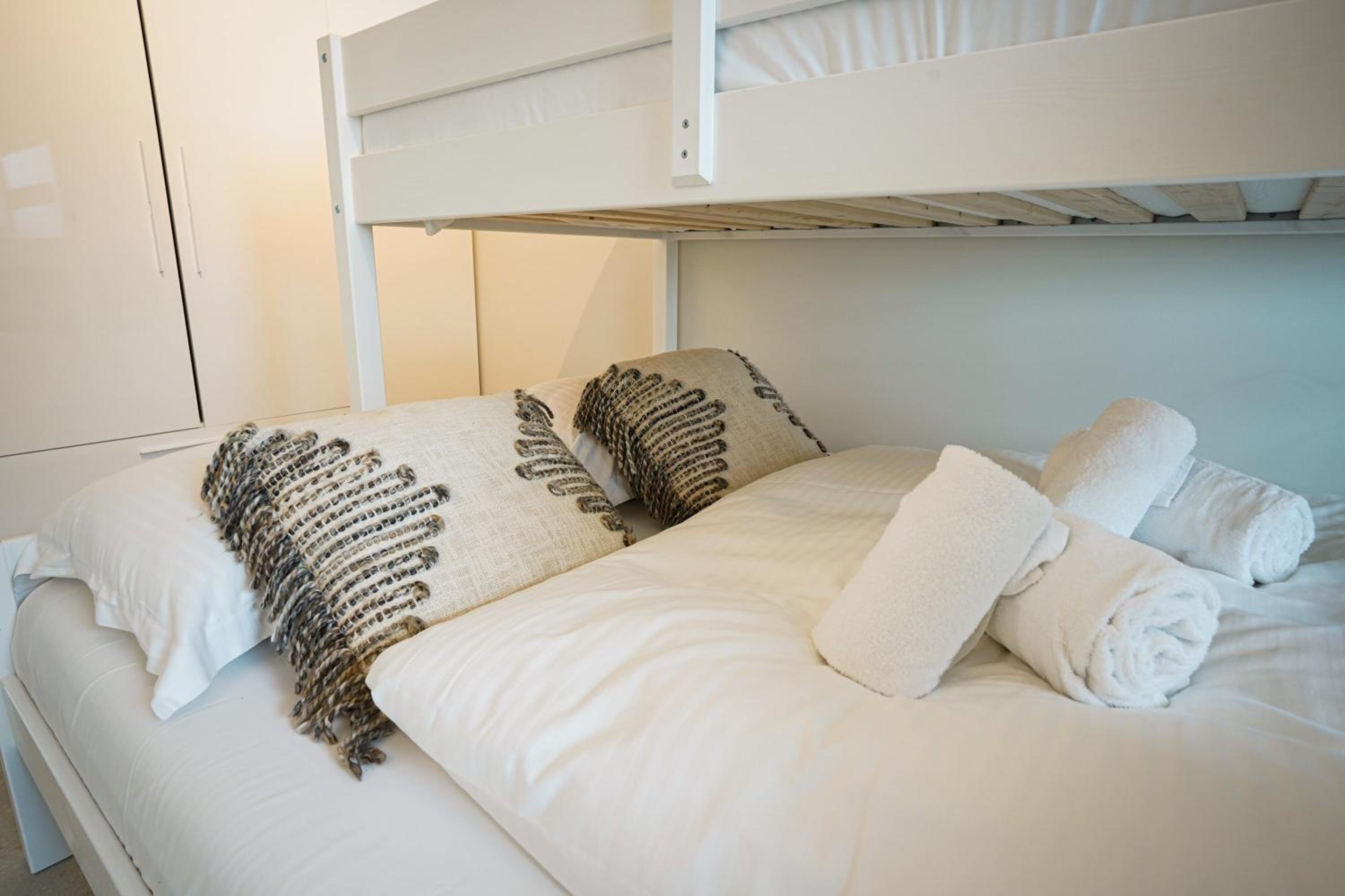 Huswell - Beautiful apartment with communal pool and gym