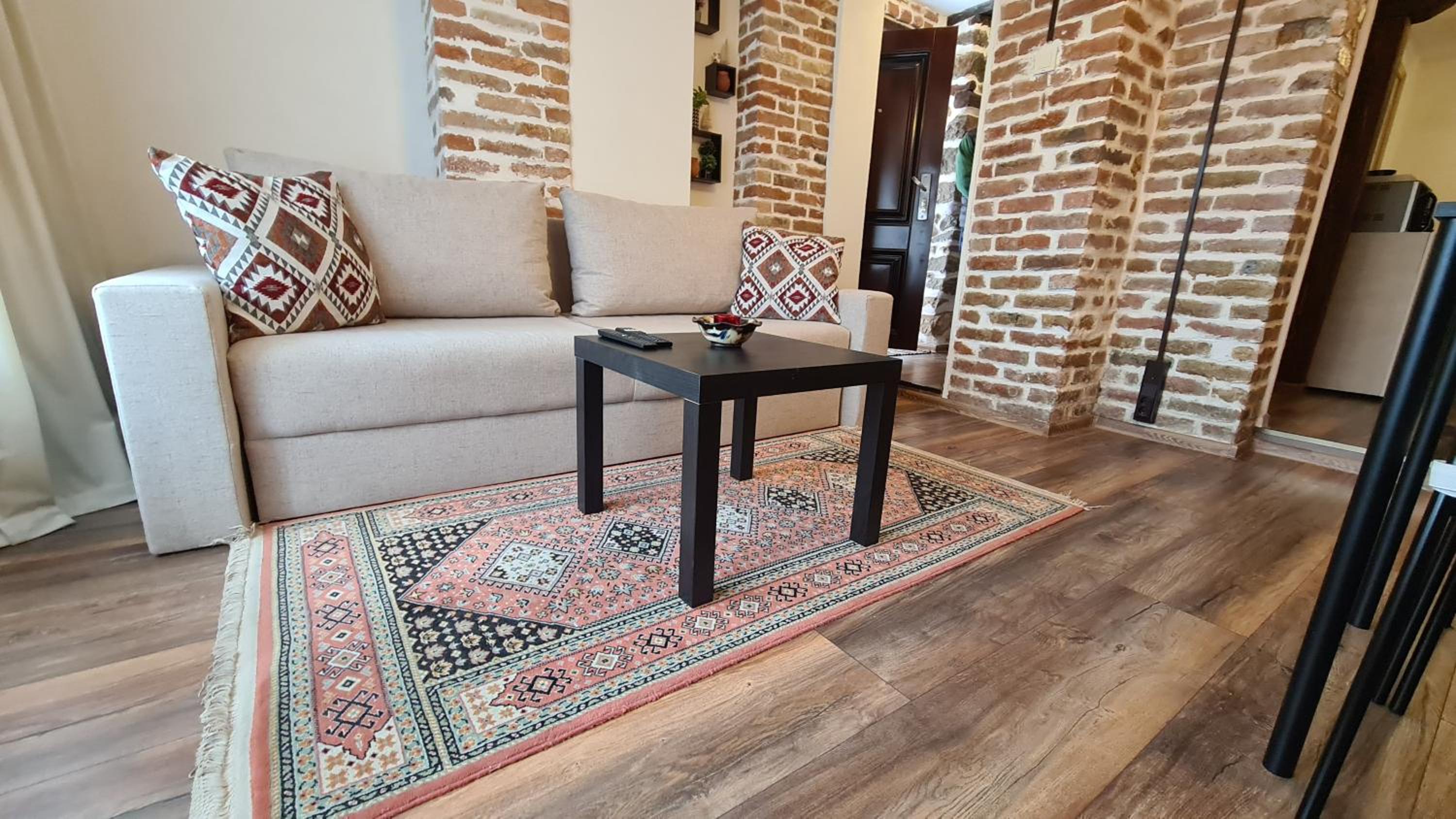 Lazarov Suites - Luxury one and two bedroom apartments