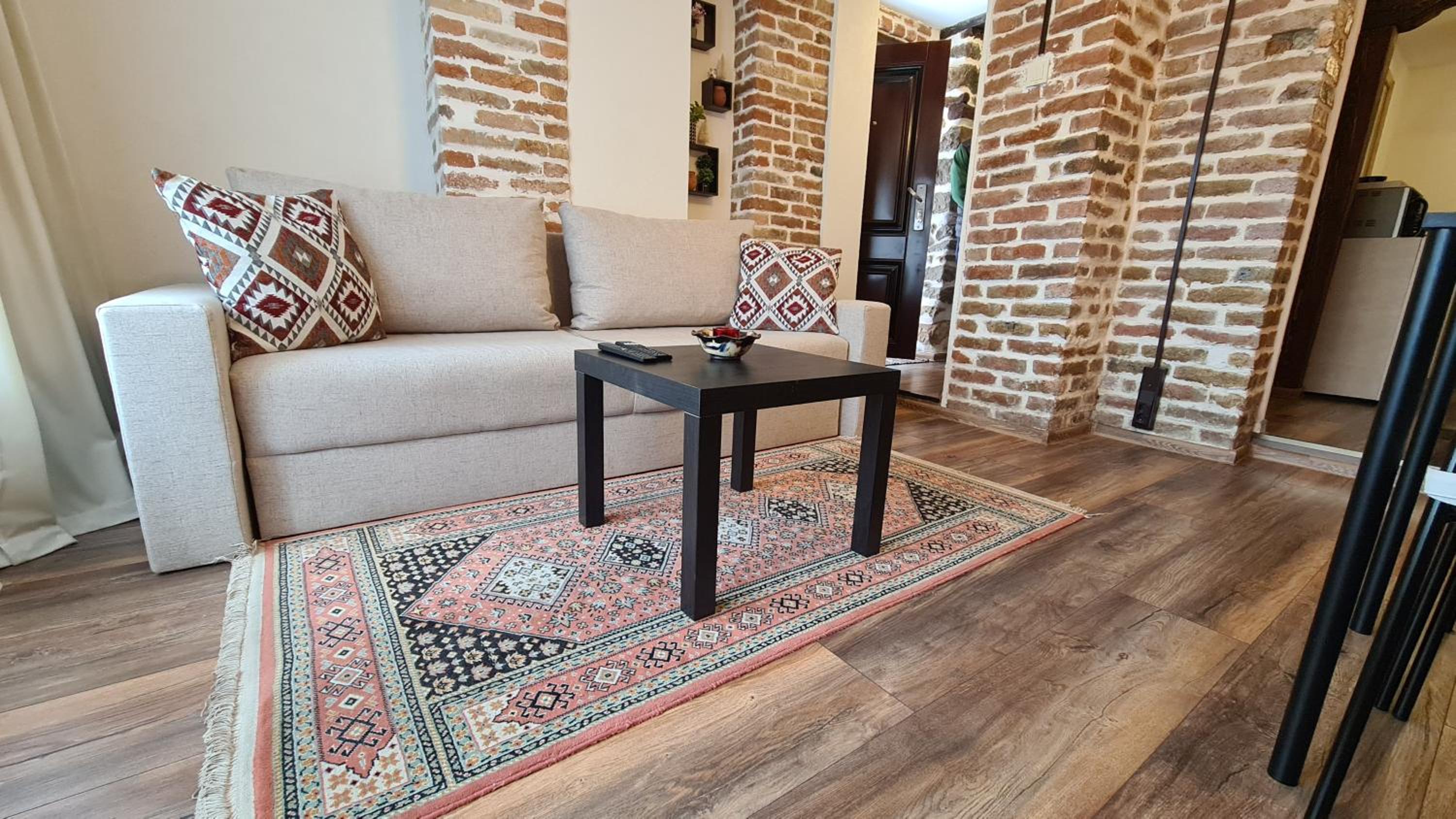 Lazarov Suites - Luxury one and two bedroom apartments