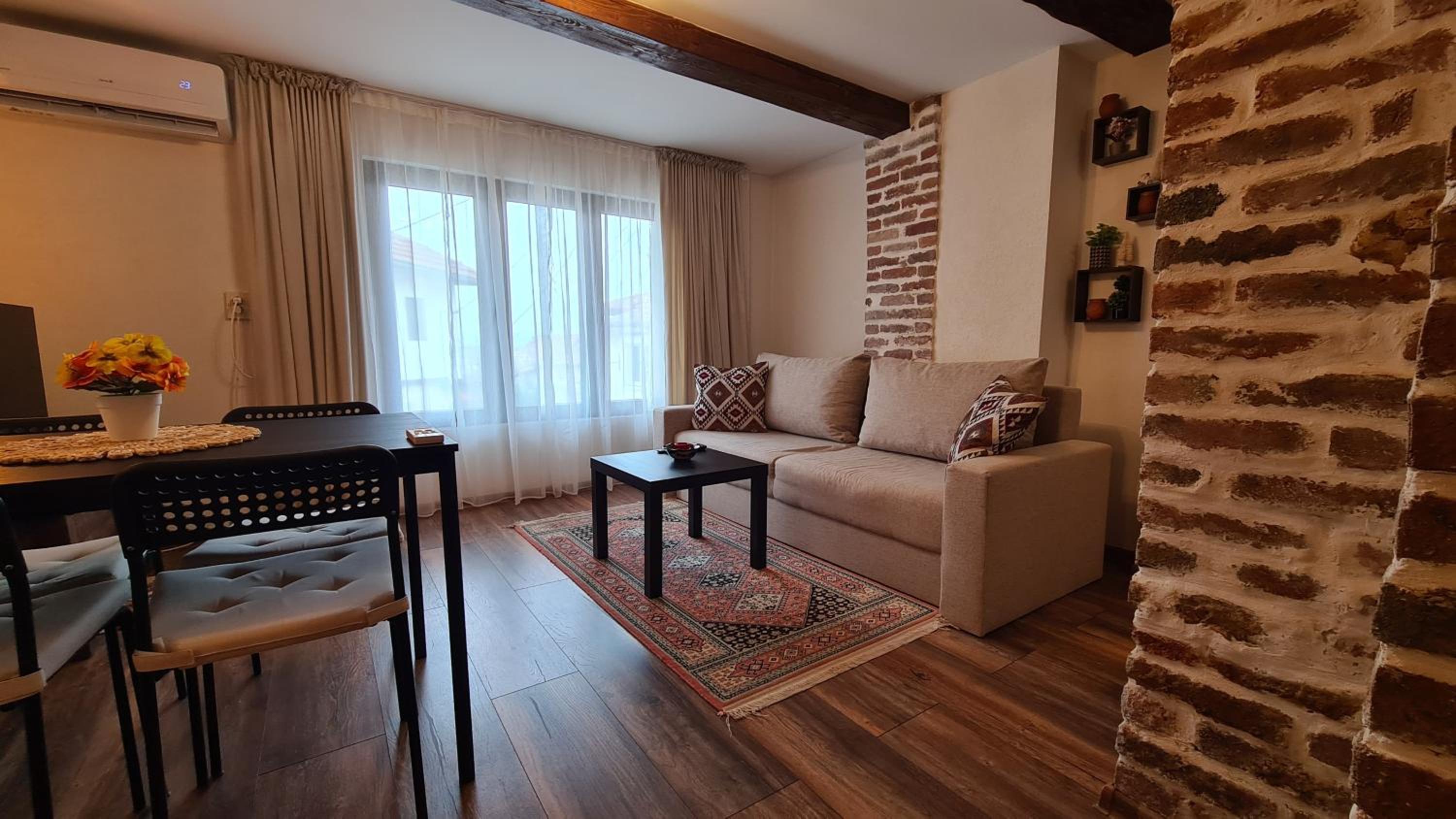 Lazarov Suites - Luxury one and two bedroom apartments