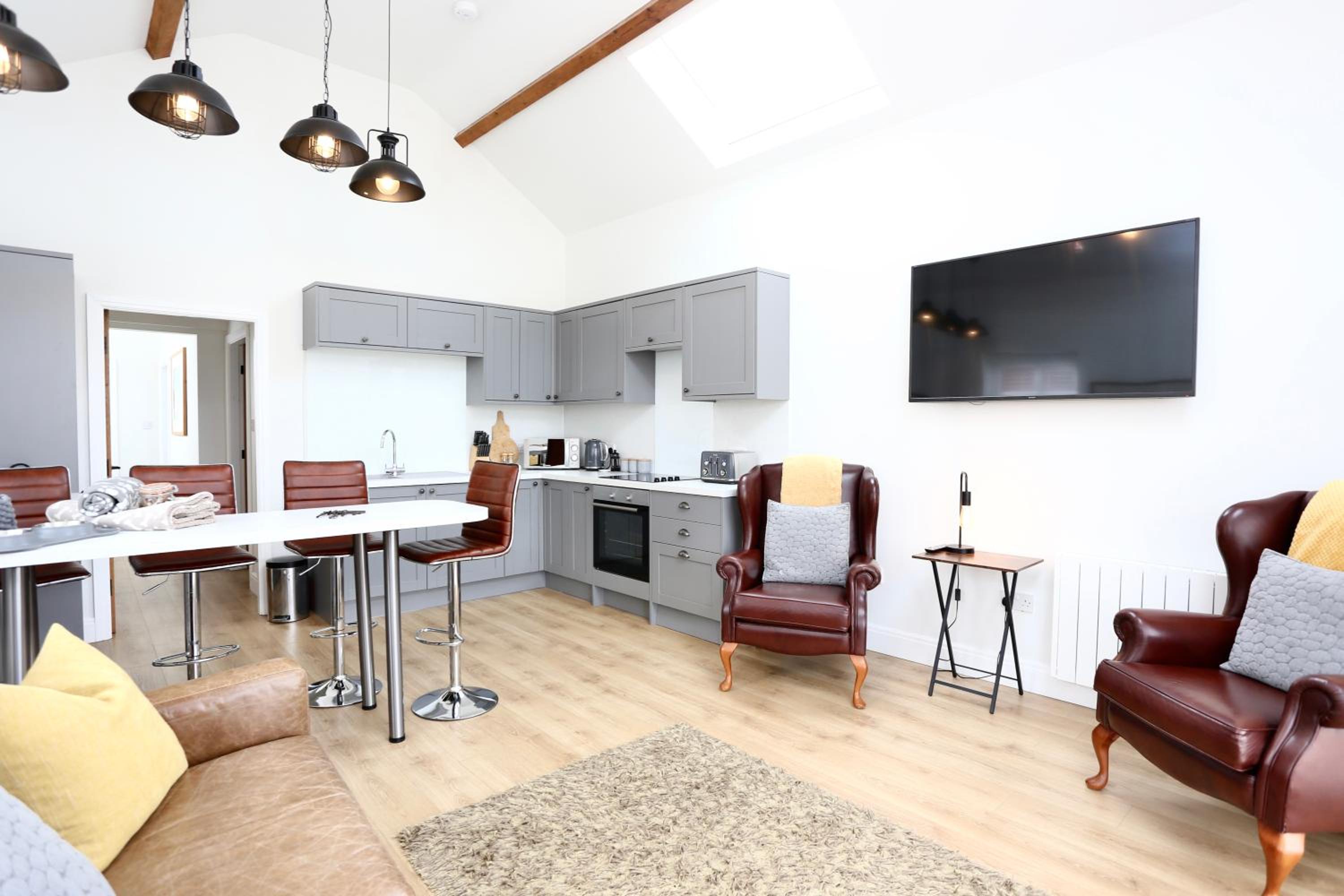 Stunning Coach House with two bedrooms and parking view 4