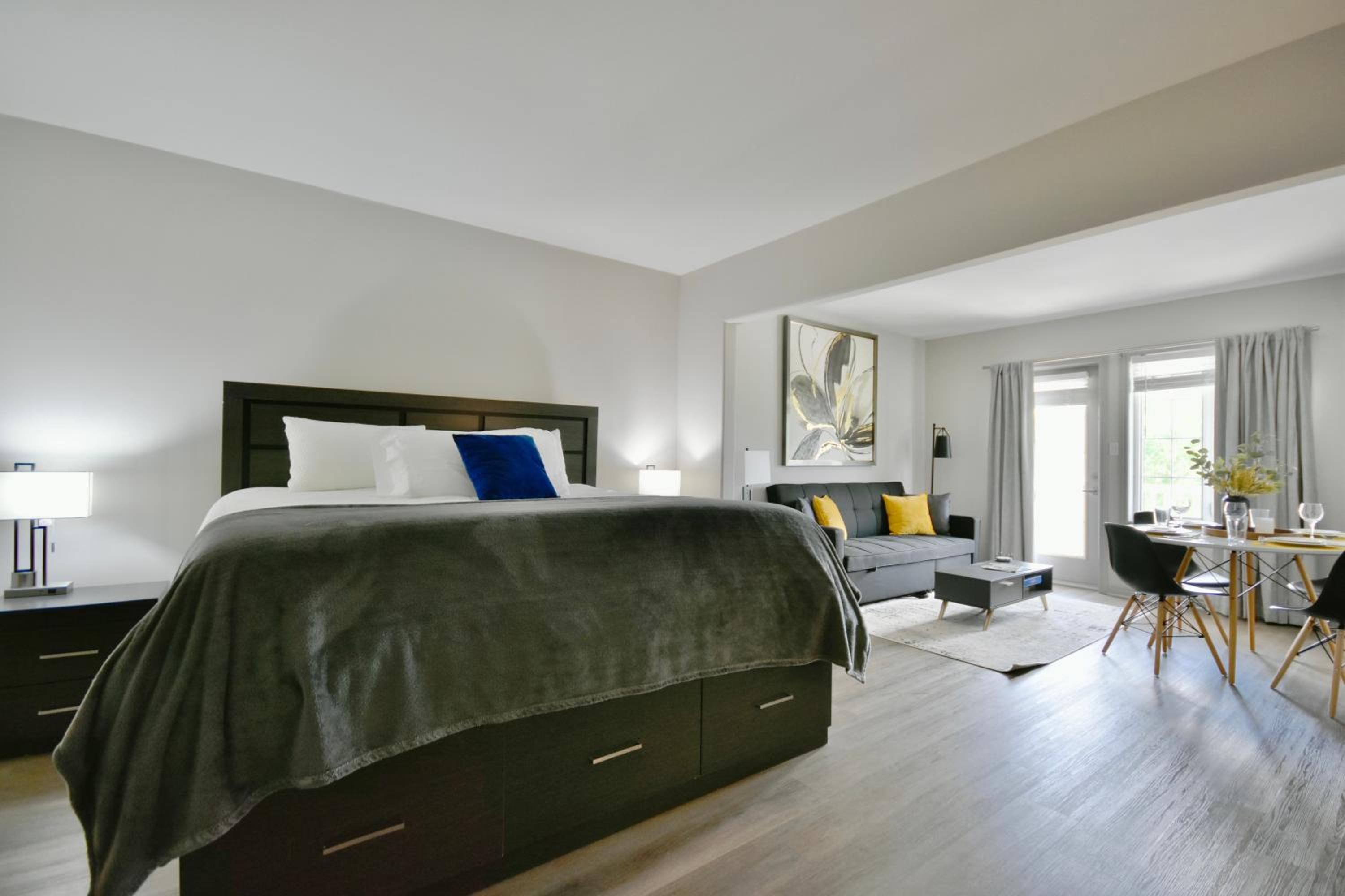 Valley Vista Retreat - Luxe Studio - Top Floor Serenity - Romantic Getaway - Heated Pool Haven
