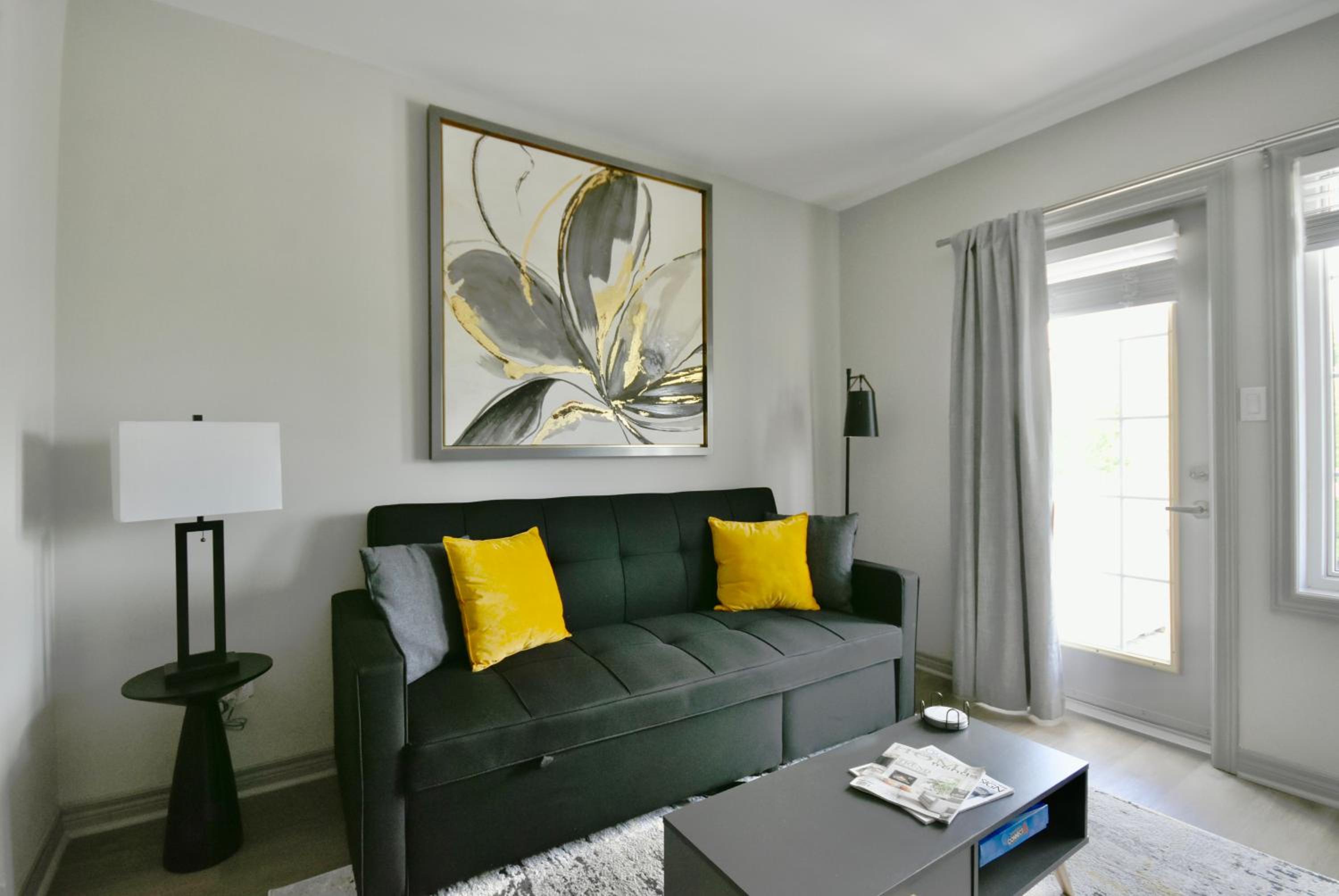Valley Vista Retreat - Luxe Studio - Top Floor Serenity - Romantic Getaway - Heated Pool Haven
