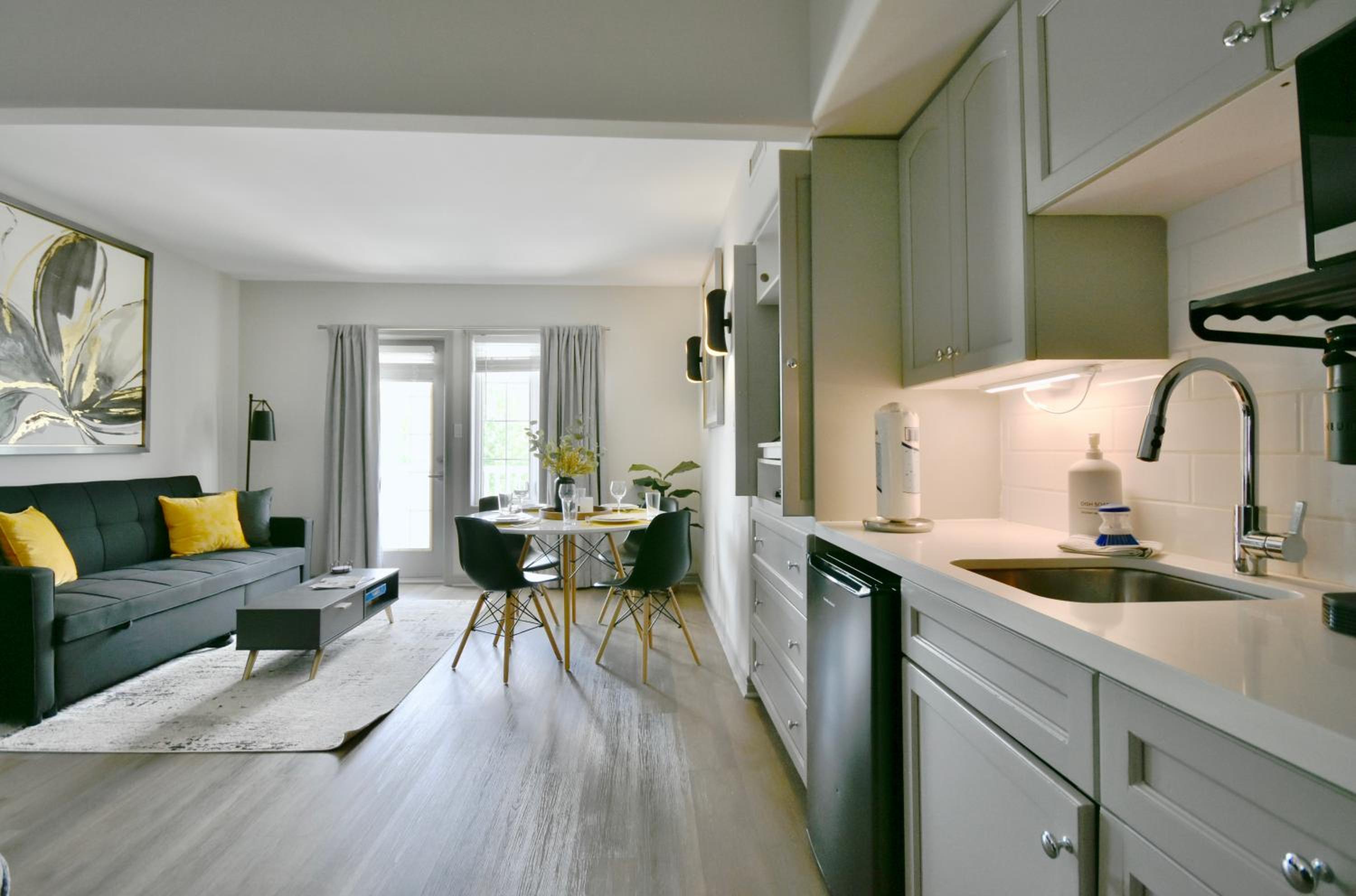Valley Vista Retreat - Luxe Studio - Top Floor Serenity - Romantic Getaway - Heated Pool Haven