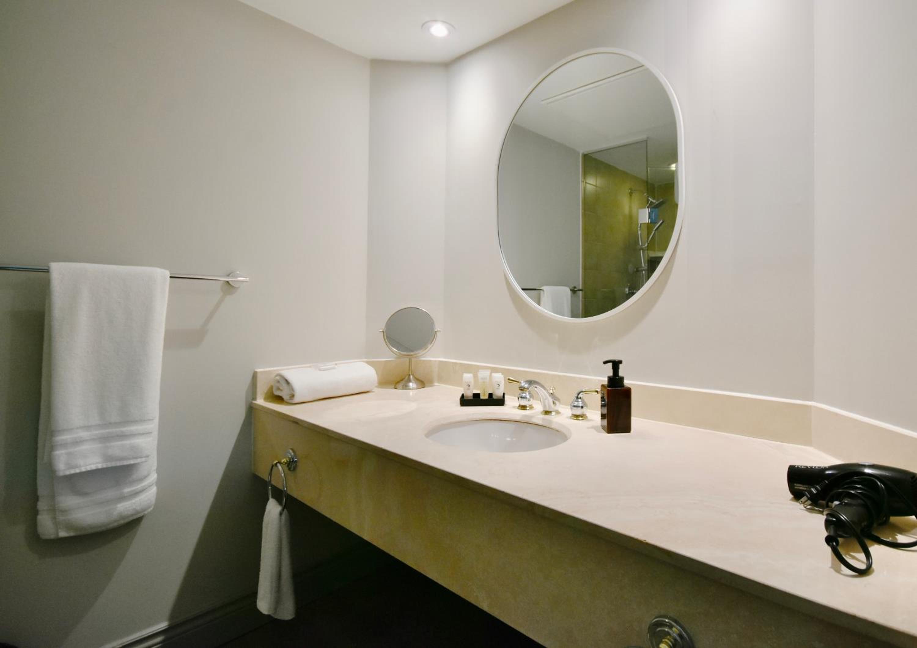 Valley Vista Retreat - Luxe Studio - Top Floor Serenity - Romantic Getaway - Heated Pool Haven