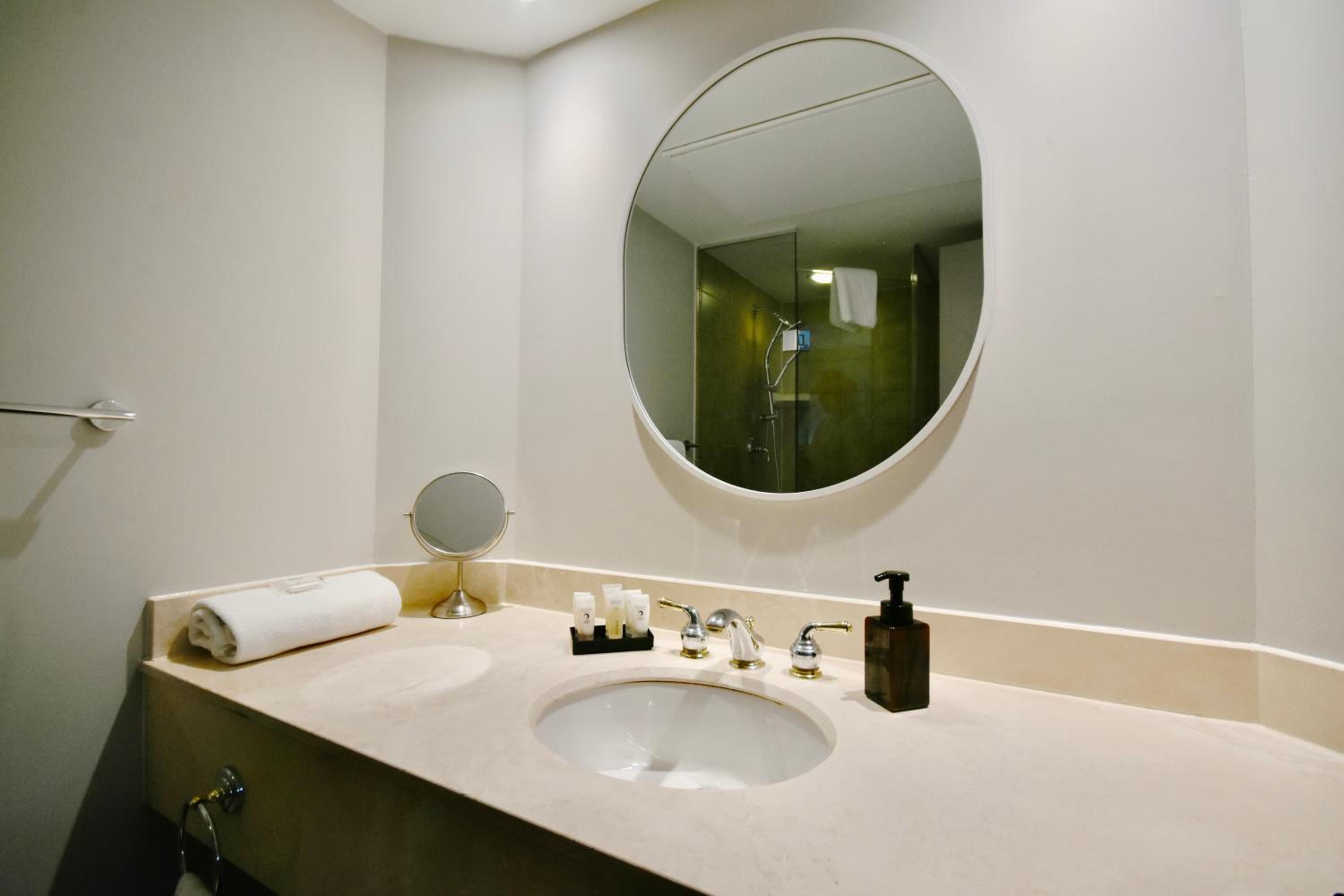 Valley Vista Retreat - Luxe Studio - Top Floor Serenity - Romantic Getaway - Heated Pool Haven