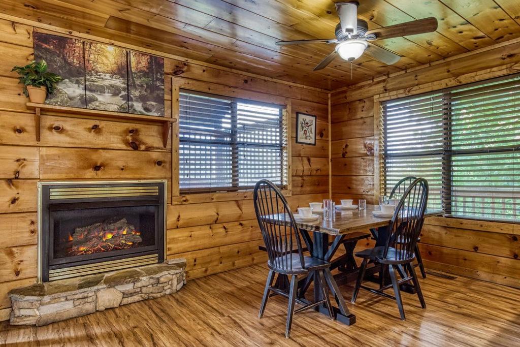 Great Smoky View, Panoramic View, FREE tickets for each paid day, Hot Tub, WIFI!!!