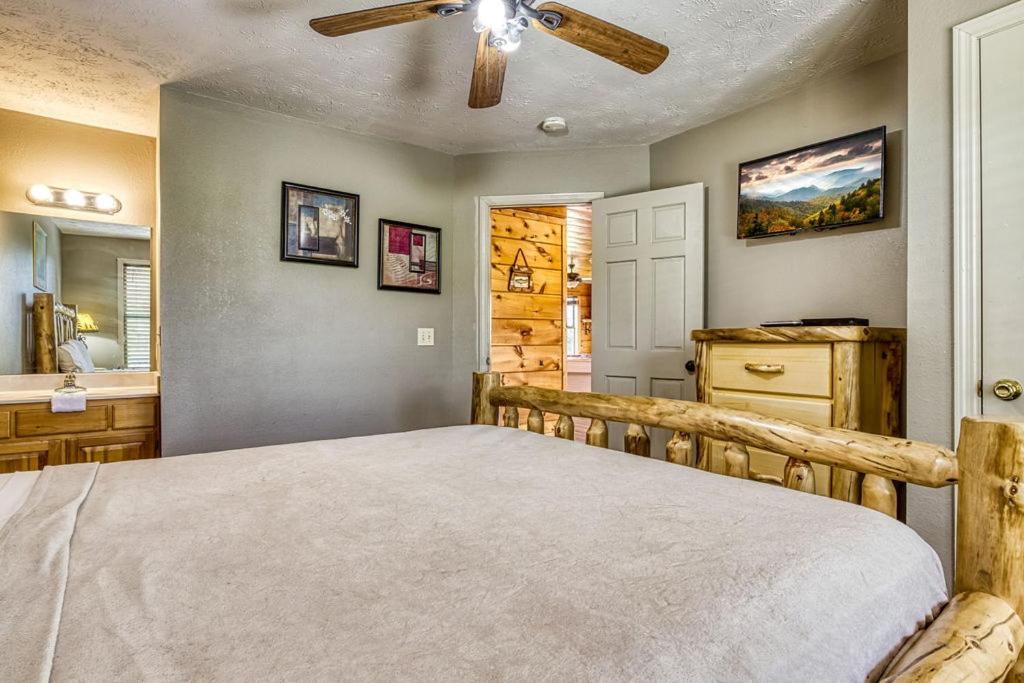 Great Smoky View, Panoramic View, FREE tickets for each paid day, Hot Tub, WIFI!!!