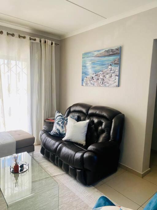 10Min to Mall of Africa, Gallagher CC with Netflix, Backup view 3
