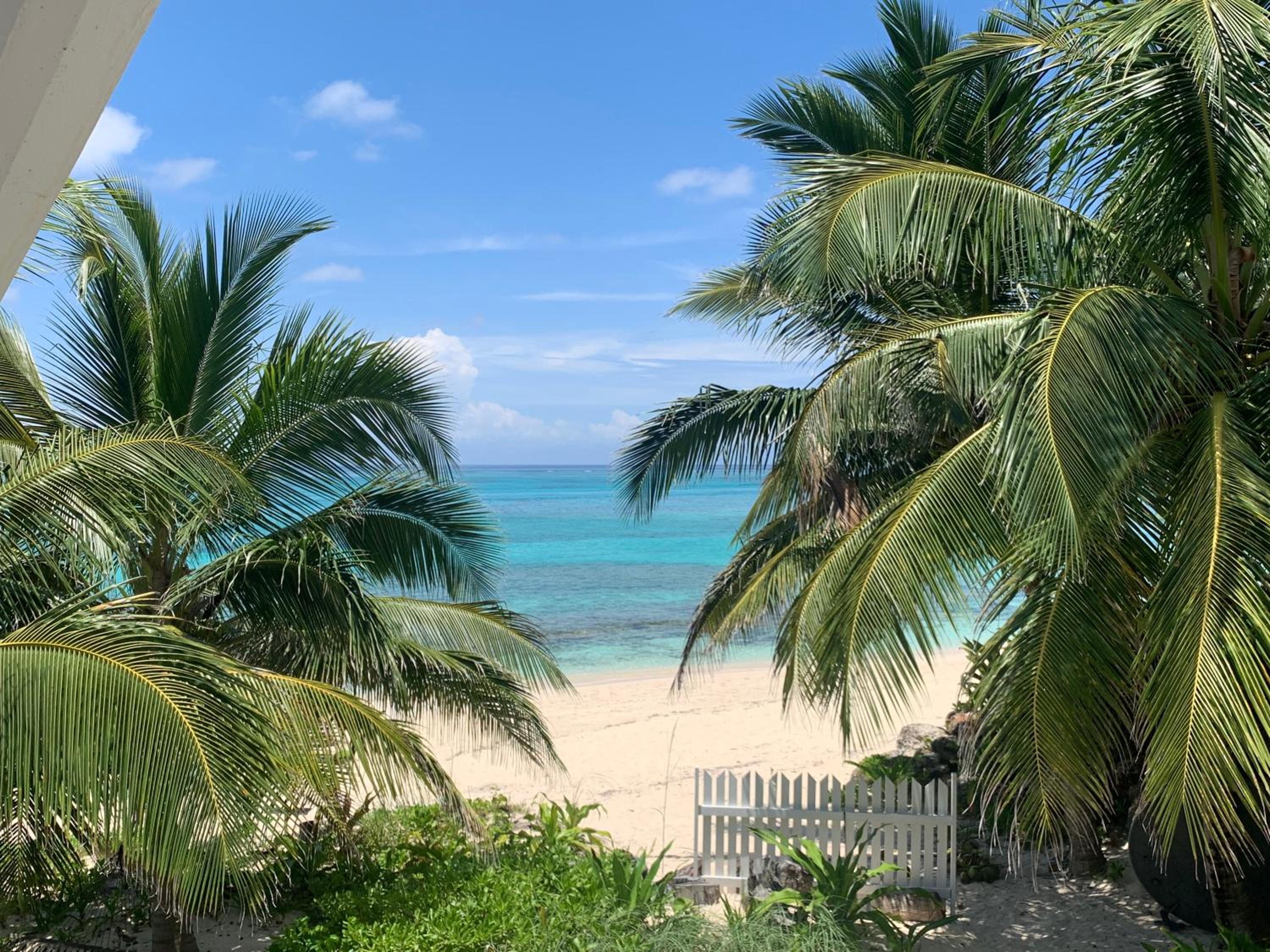 Beach'nBarefoot (Love Beach) - nestled on the beach