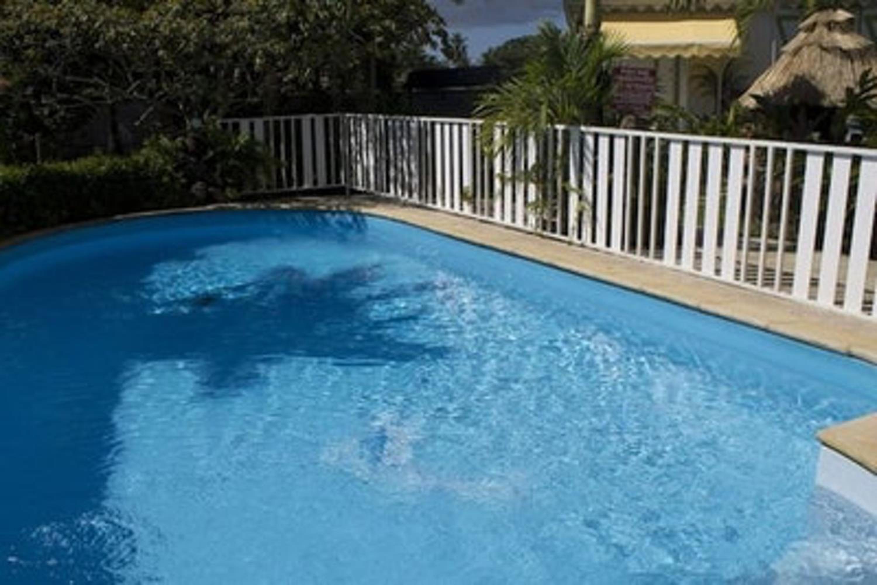 Bungalow charmant à Sainte-Rose avec terrasse et piscine view 3