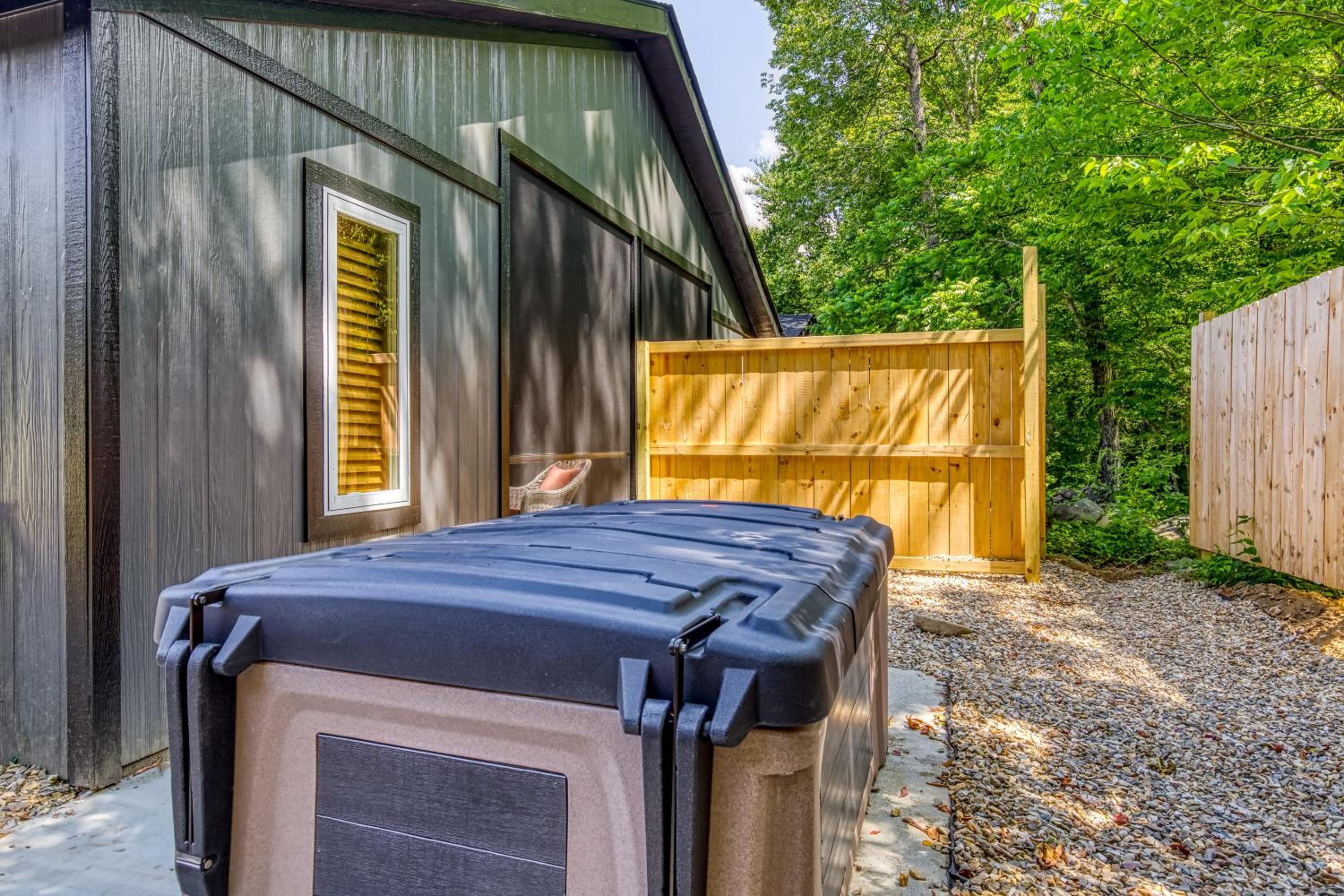 Primrose Cottage, Pickleball Court, Creek, WIFI, Mountain Views, Starting at 79