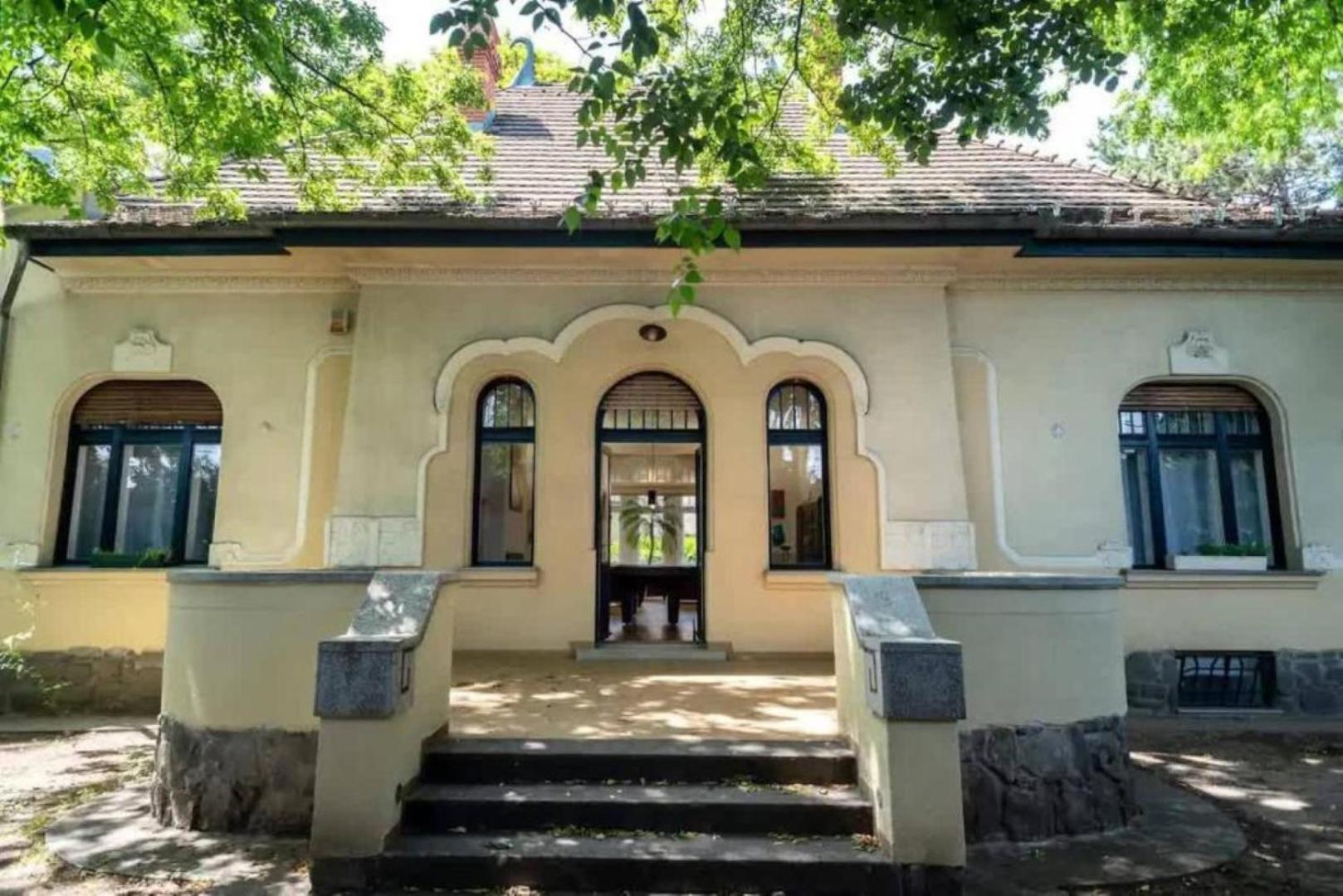 Magyaros-szecessziós Villa