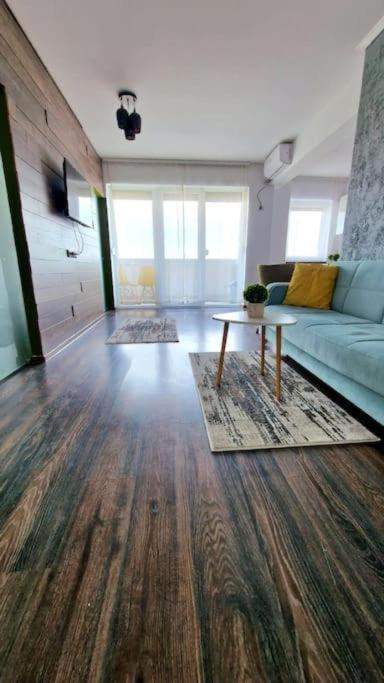 Minimalist Apartment Ioşia Oneştilor view 3