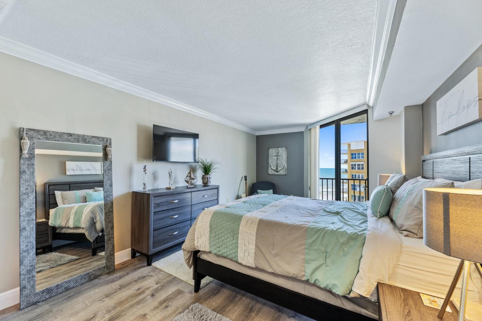 Coastal Charmer Ocean View Pool Walk to shopping dining Trillium 601 view 3