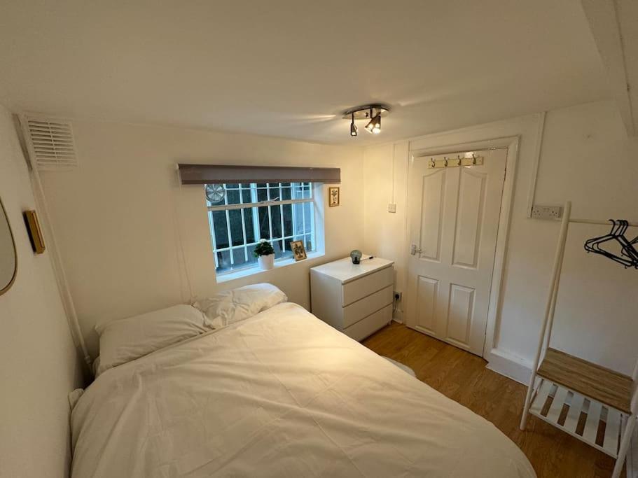 Modern Apartment 5 min to Stations