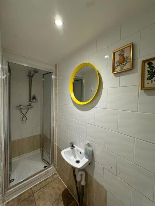 Modern Apartment 5 min to Stations