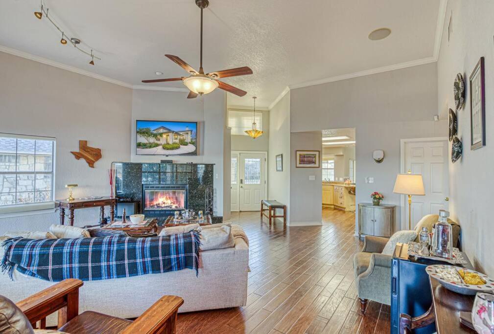 Lakeside Gem Sleeps 12 with Boat Dock and Lake Access - Property Image 38