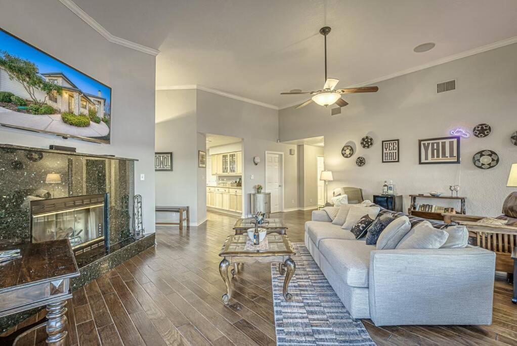 Lakeside Gem Sleeps 12 with Boat Dock and Lake Access - Property Image 7