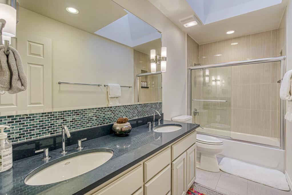 Lakeside Gem Sleeps 12 with Boat Dock and Lake Access - Property Image 17