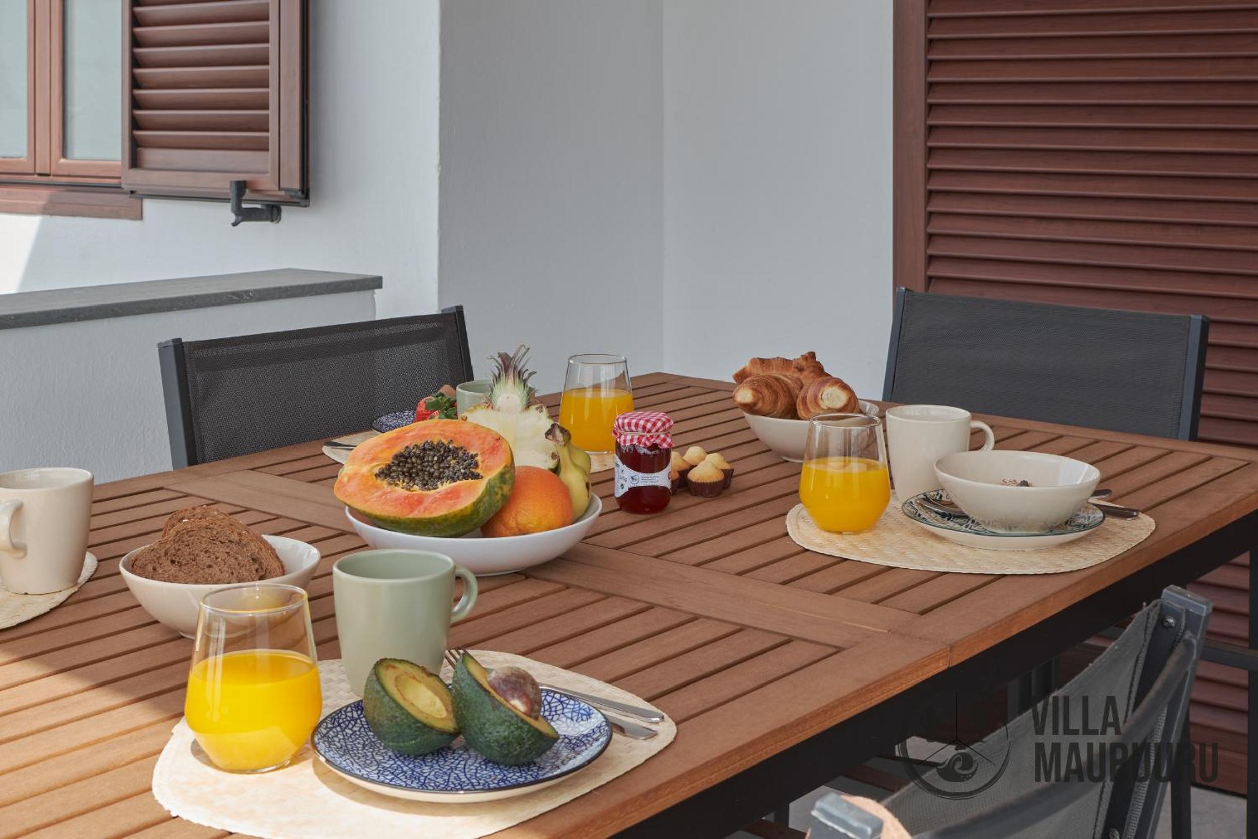 VILLA MAURUURU - 10 minutes walking to Marina Rubicón, heated pool, BBQ & office space with desk and high speed internet view 5