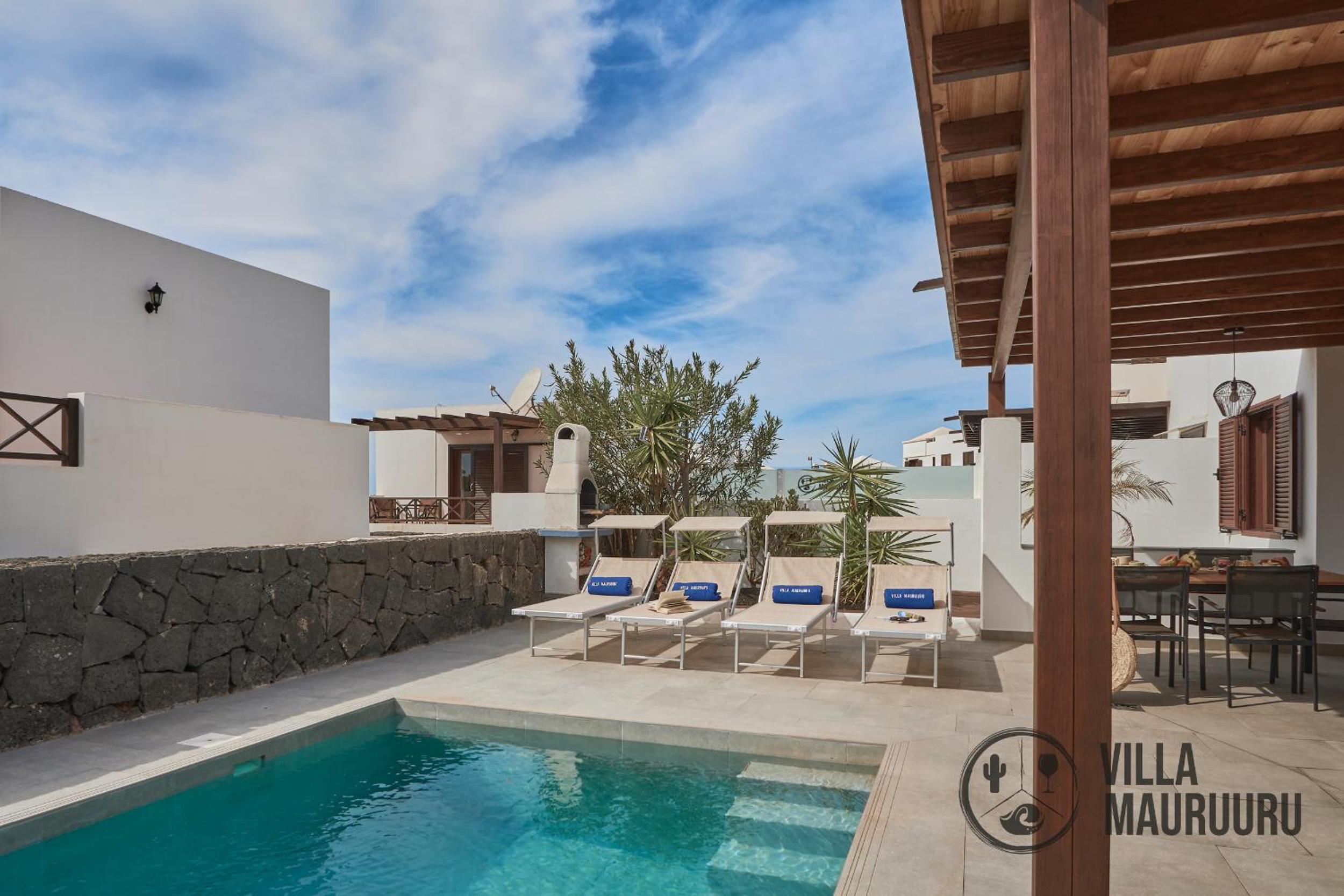 VILLA MAURUURU - 10 minutes walking to Marina Rubicón, heated pool, BBQ & office space with desk and high speed internet view 4