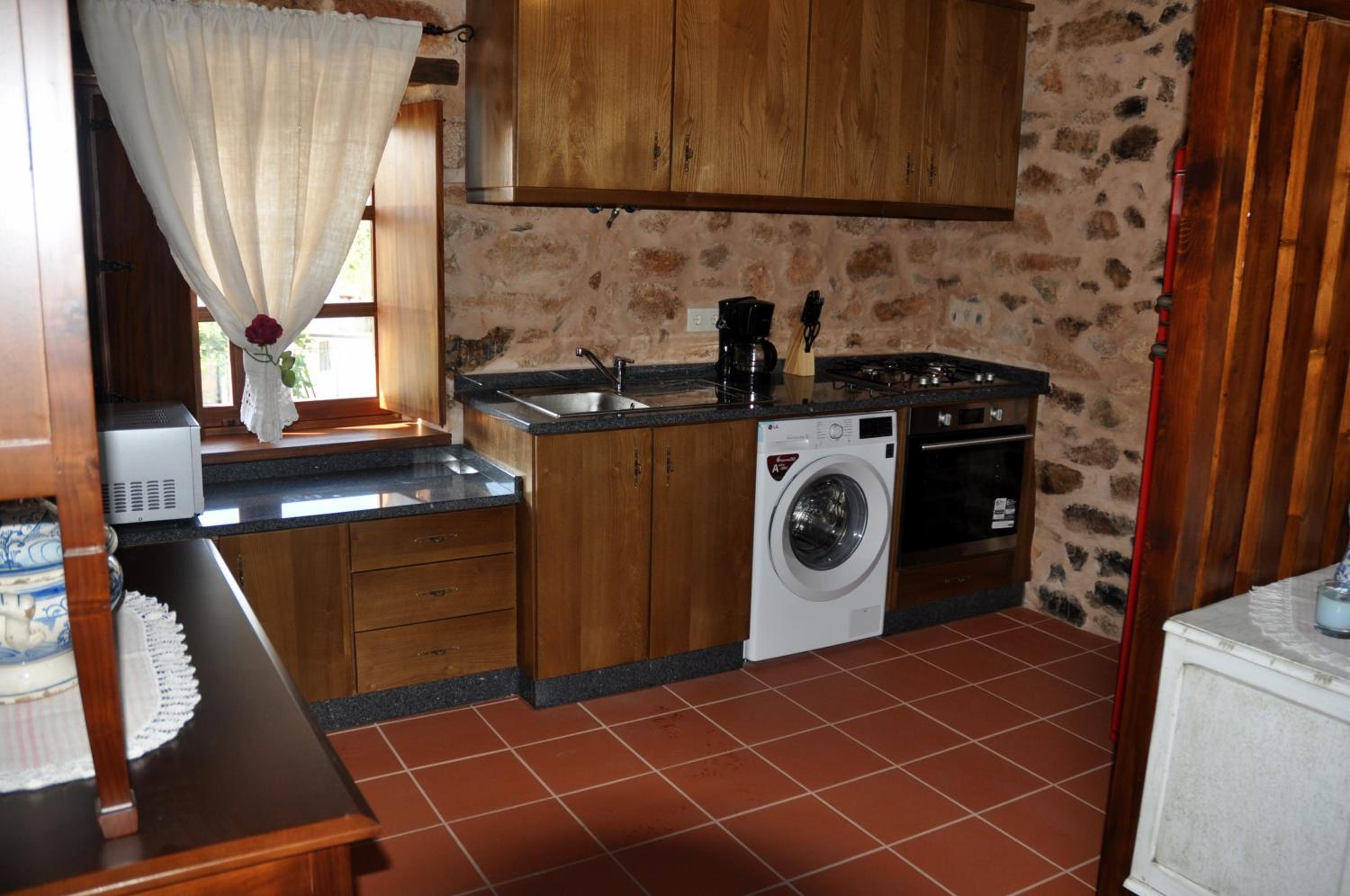 Charming House in Parada + Fireplace