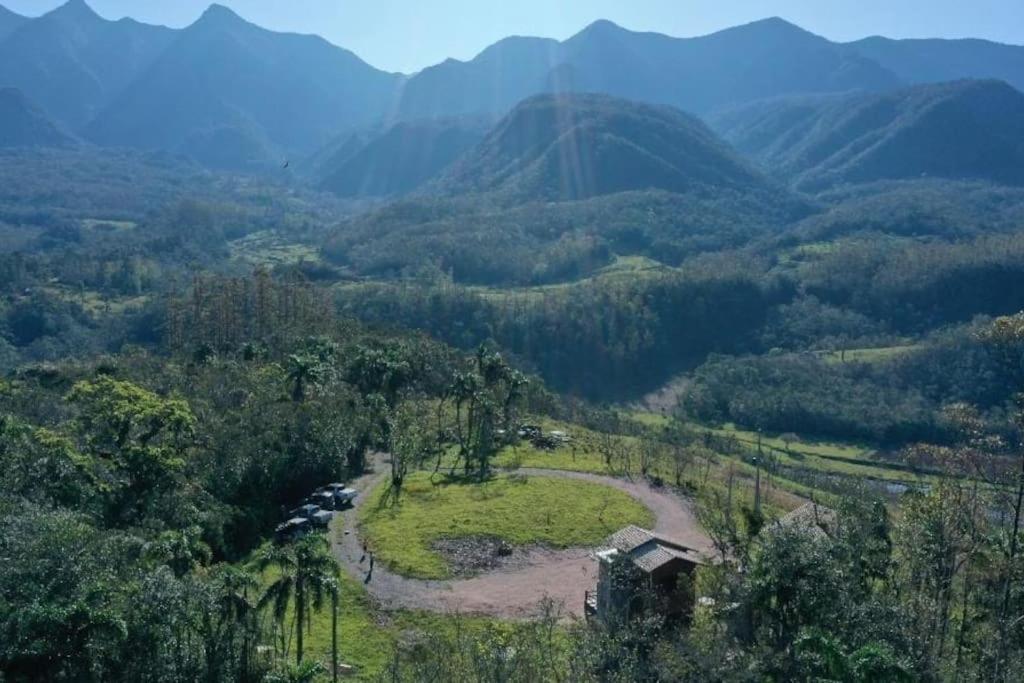Chalé aconchegante com hidro no pé da serra