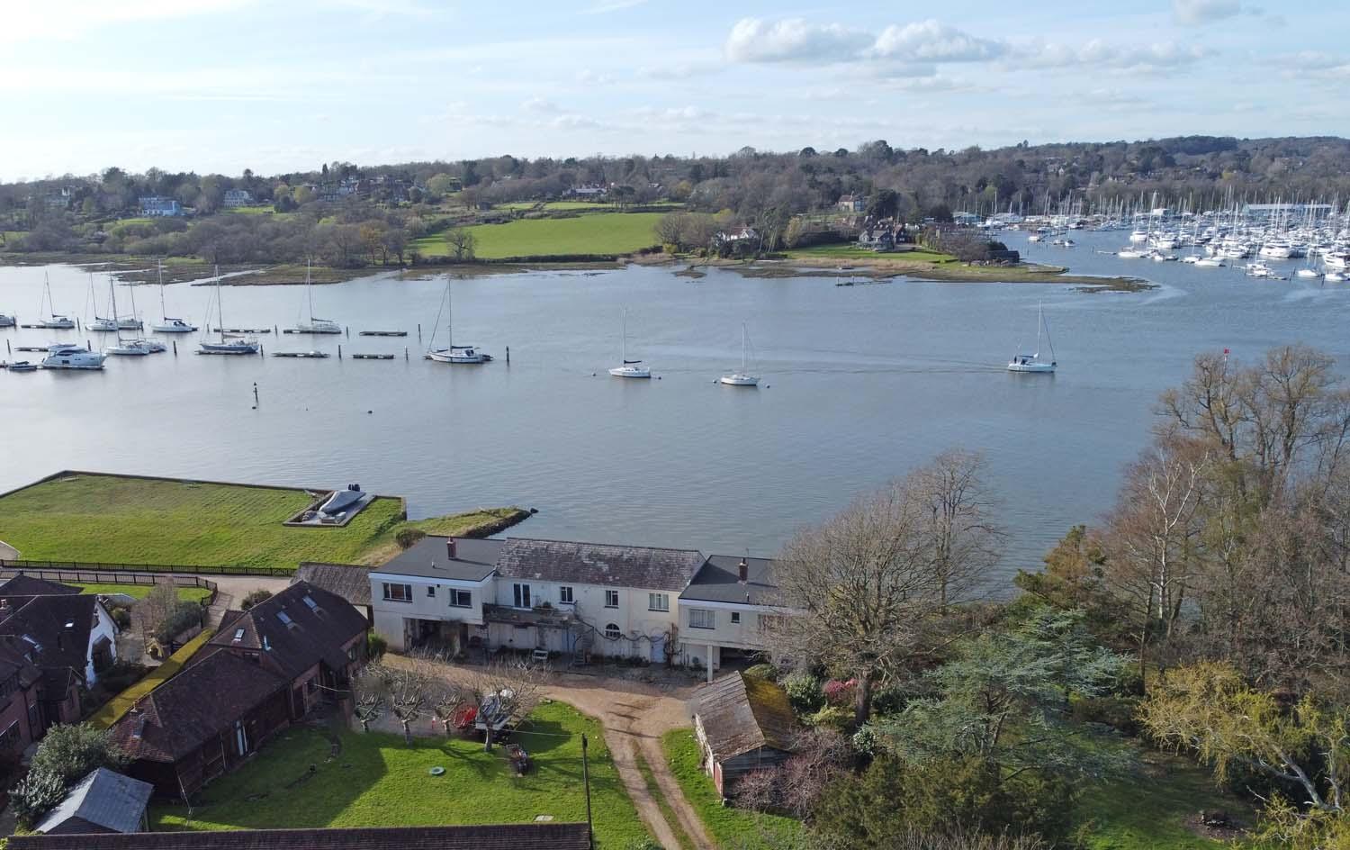Brooklands Farm Hamble River Apartment with river frontage and garden view 3