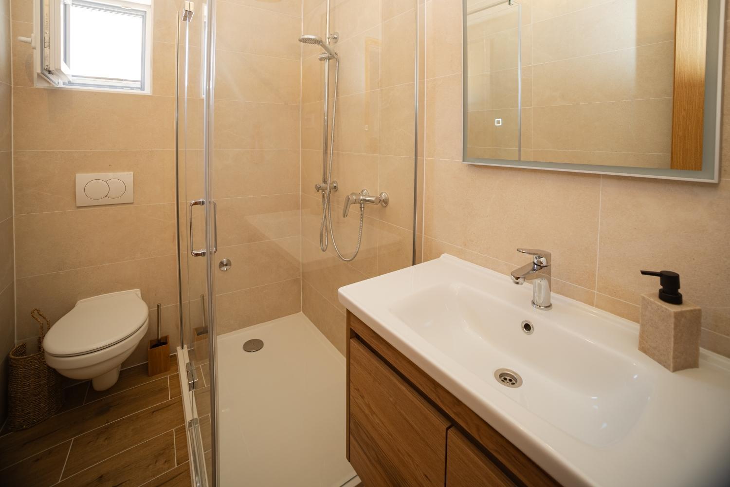 Kuća Mare en Tisno — bathroom