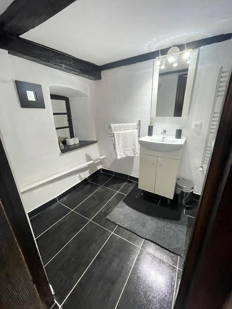 Ultracentral Medieval Apartment