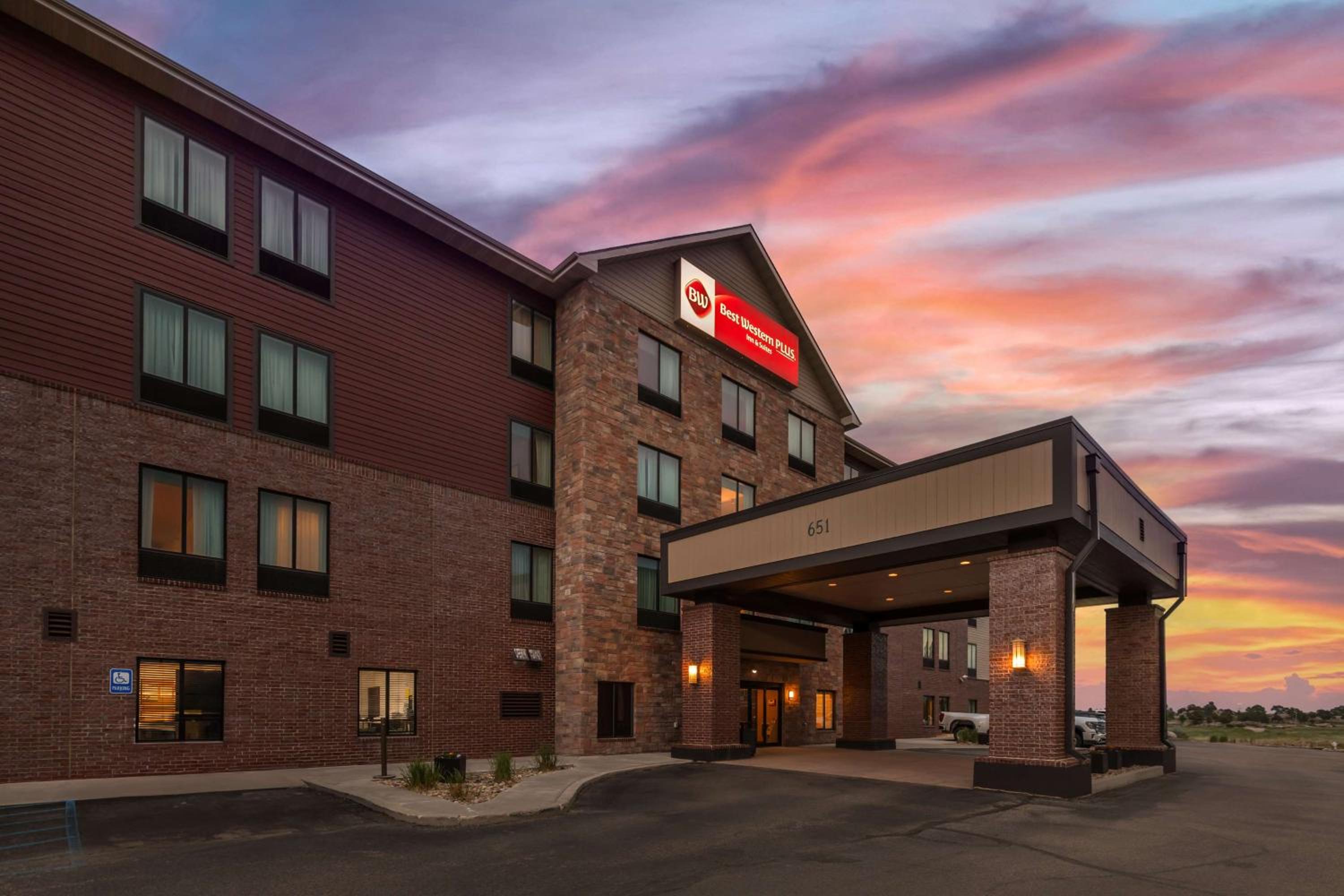 Casper Vacations - Best Western PLUS Casper Inn  Suites - Property Image 1