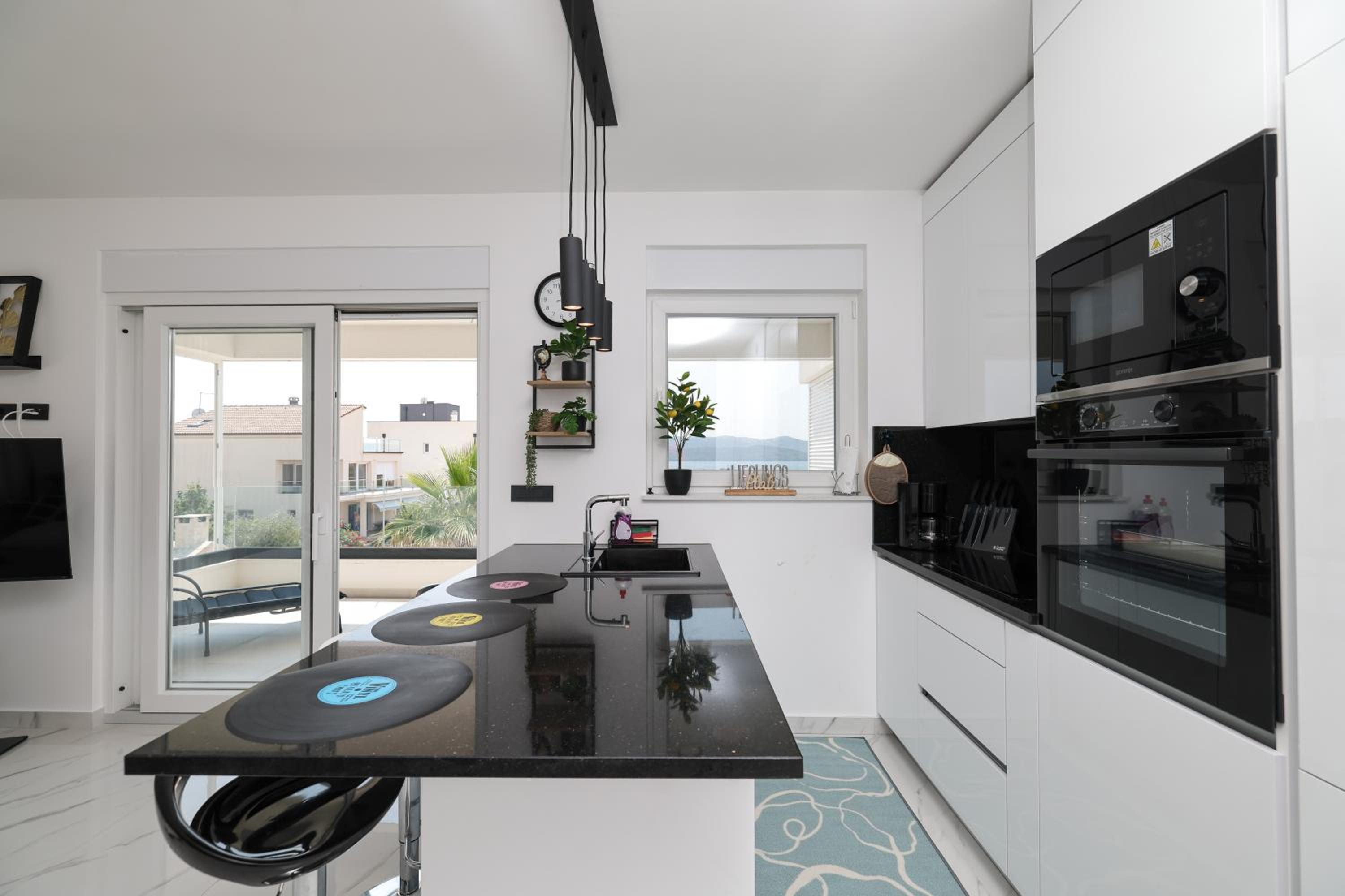 Two bedroom apartment with a sea view in a quiet area view 5