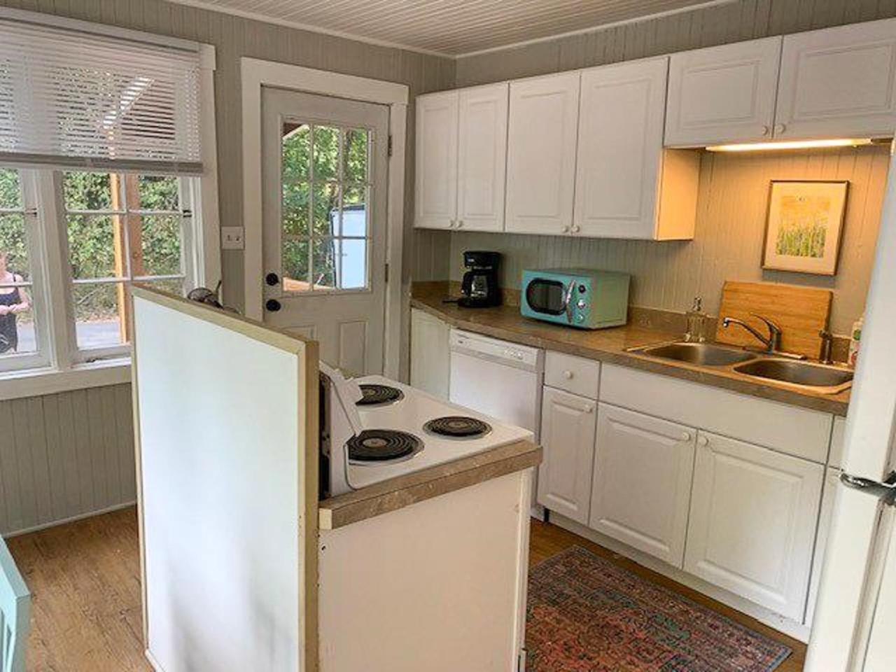 Cozy cottage among trees - close to PDX view 3